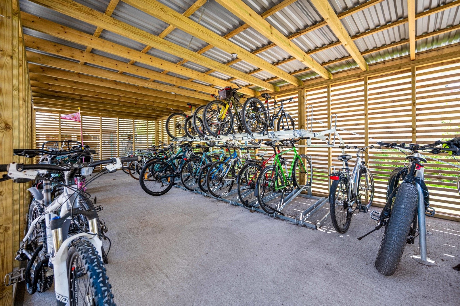 Utendørs sykkelparkering. Det er også sykkelbod i kjelleren. Galleribilde