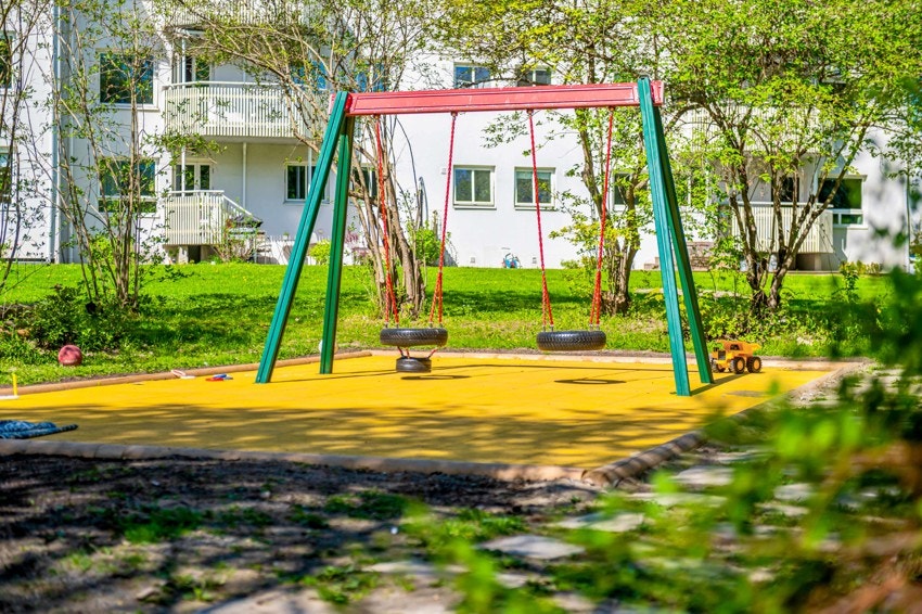 Lekeplassen i den store skjermede hagen har blitt oppgradert i 2024. Huskestativ og lekehus. Galleribilde