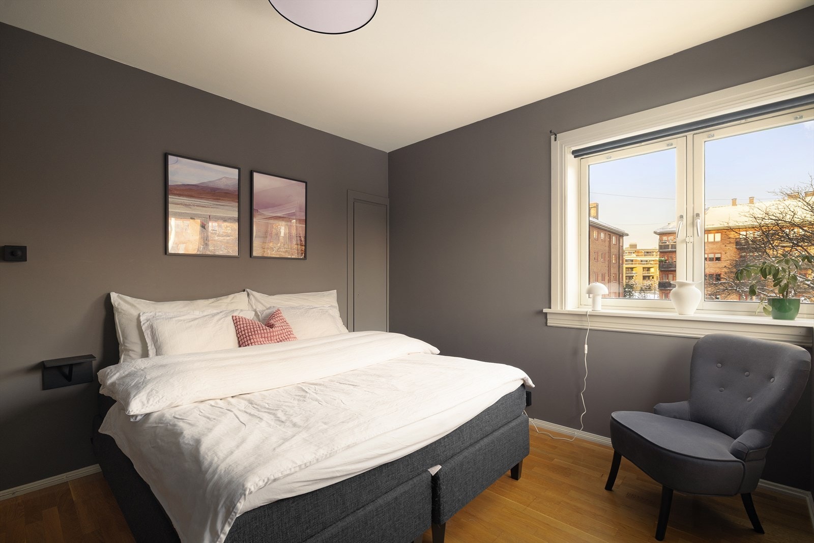 Hovedsoverommet har hjørneplassering med store vindusflater med lysinnslipp fra flere himmelretninger. Galleribilde