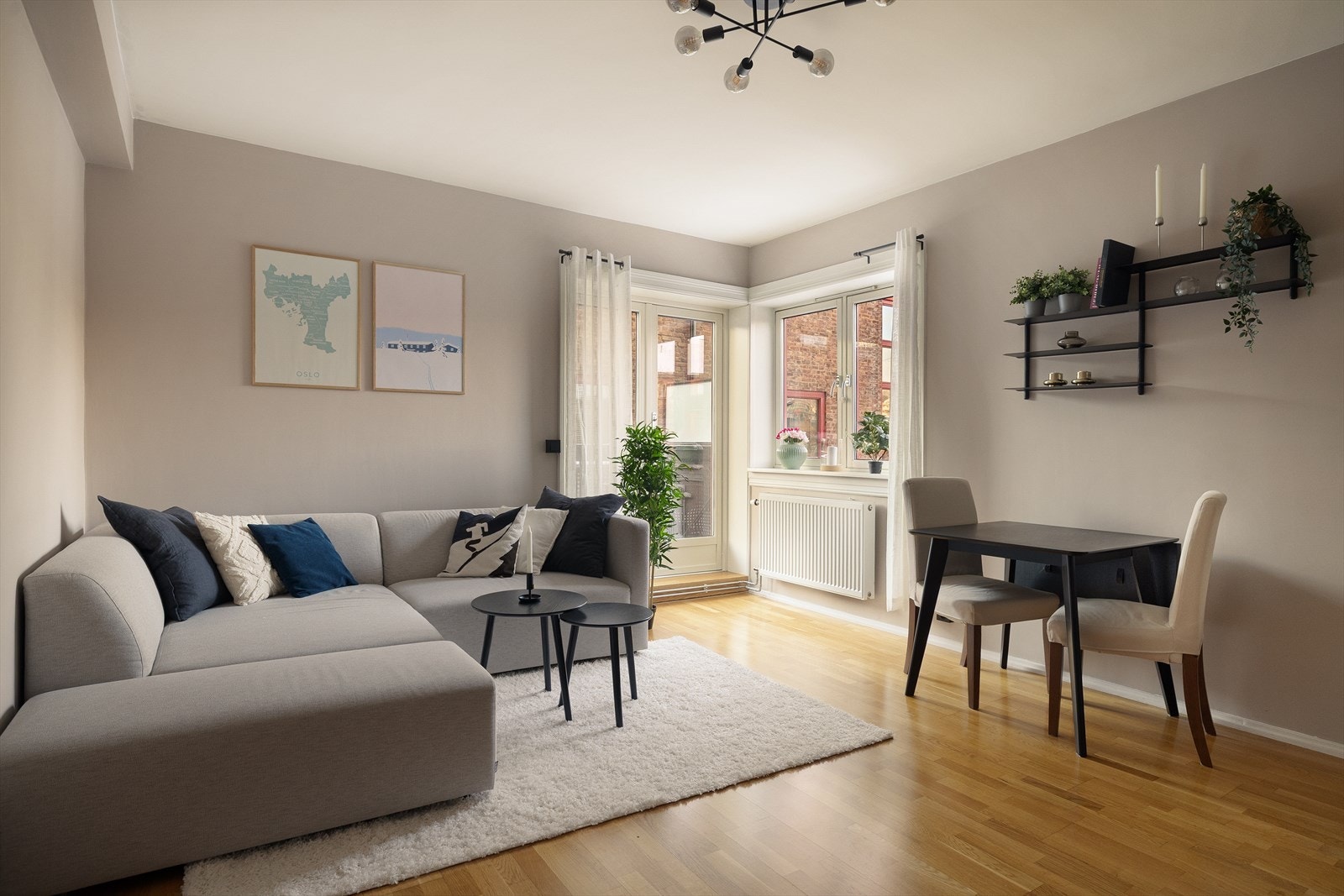 Leiligheten har en innbydende stue med god plass til både sofagruppe og spisebord. Galleribilde