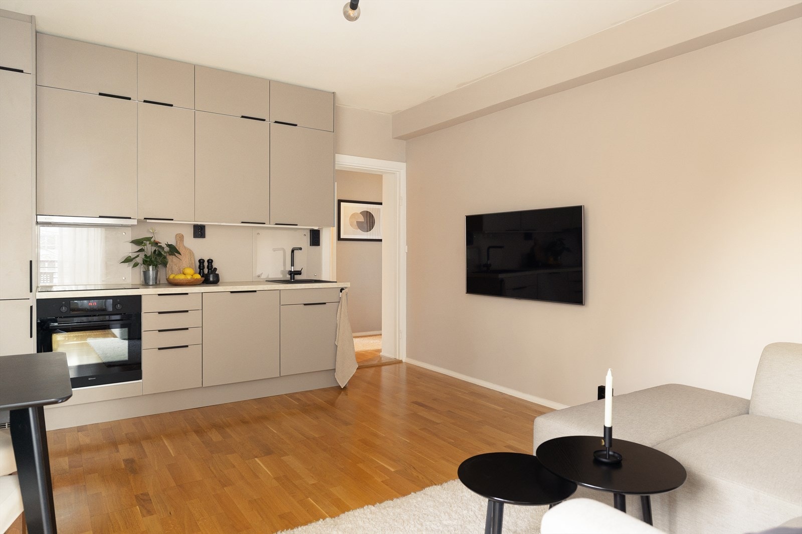 Kjøkkenet er velutstyrt med integrerte hvitevarer med kjøl/frys (dørene er ikke festet til skroget), komfyr, kullfiltervifte, platetopp og oppvaskmaskin. Galleribilde