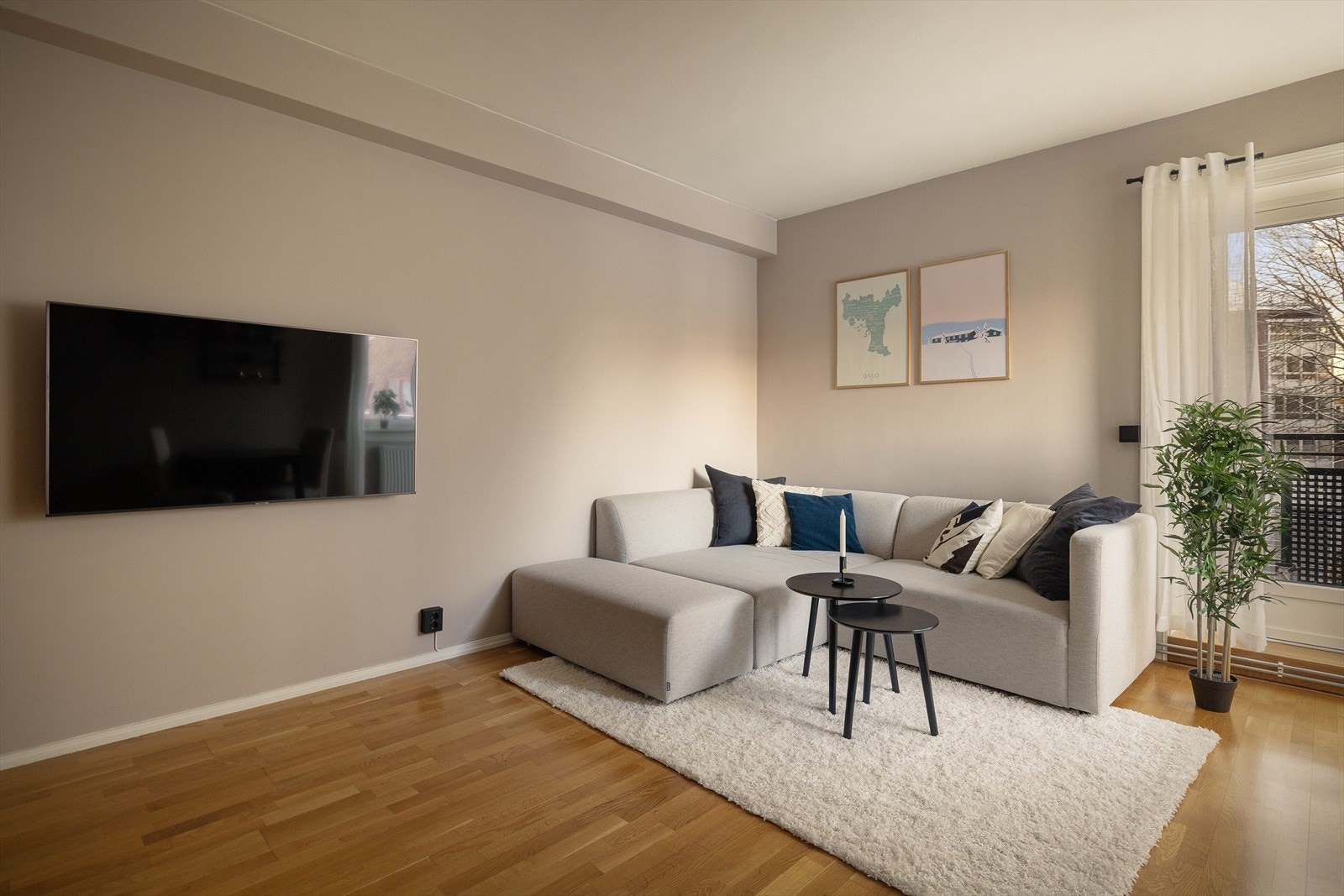 Leiligheten ligger i 3. etasje og inneholder entré, bad, to soverom, stue og kjøkken. Galleribilde