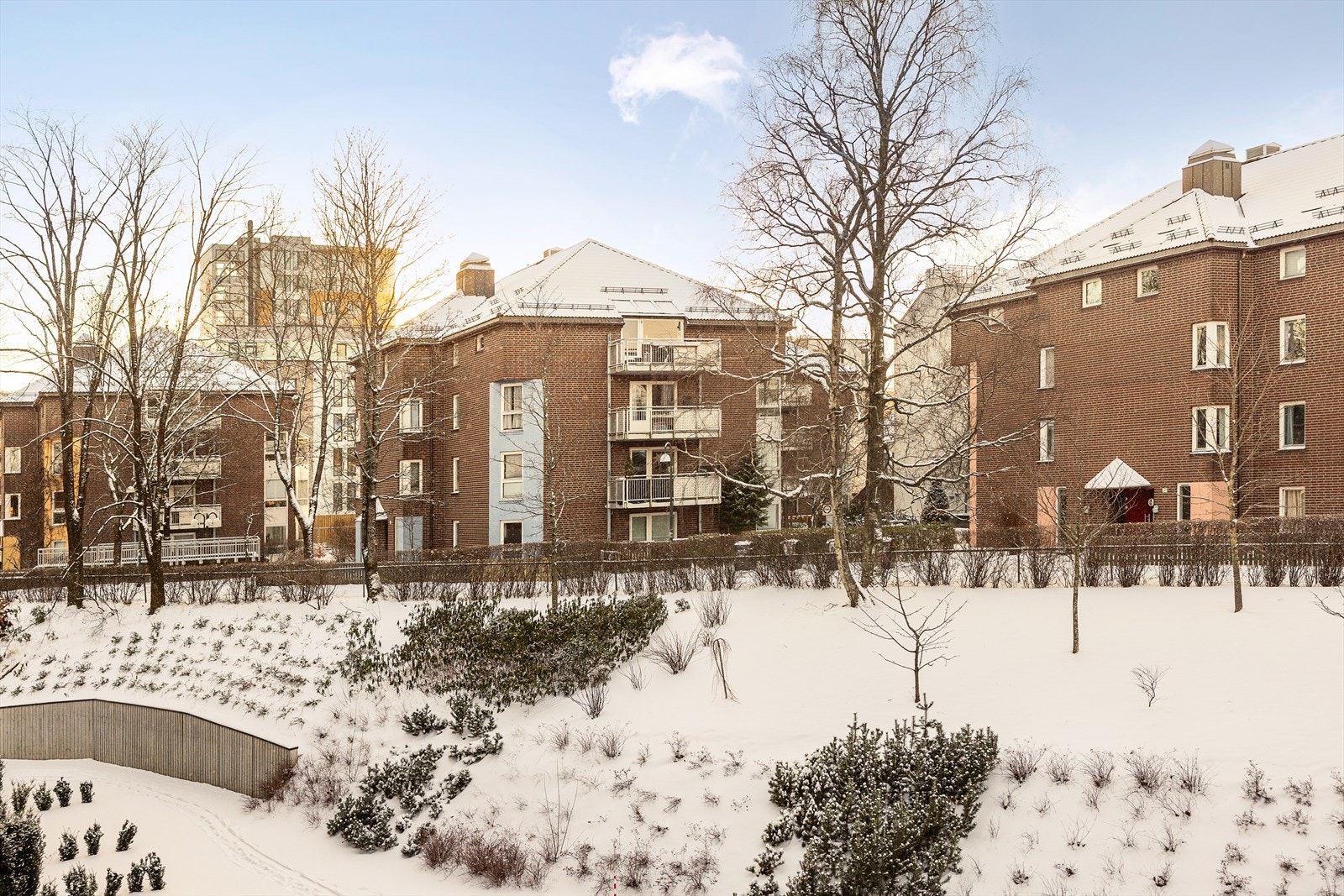 Balkongen vender ut mot en rolig og pent opparbeidet fellesområde. Galleribilde