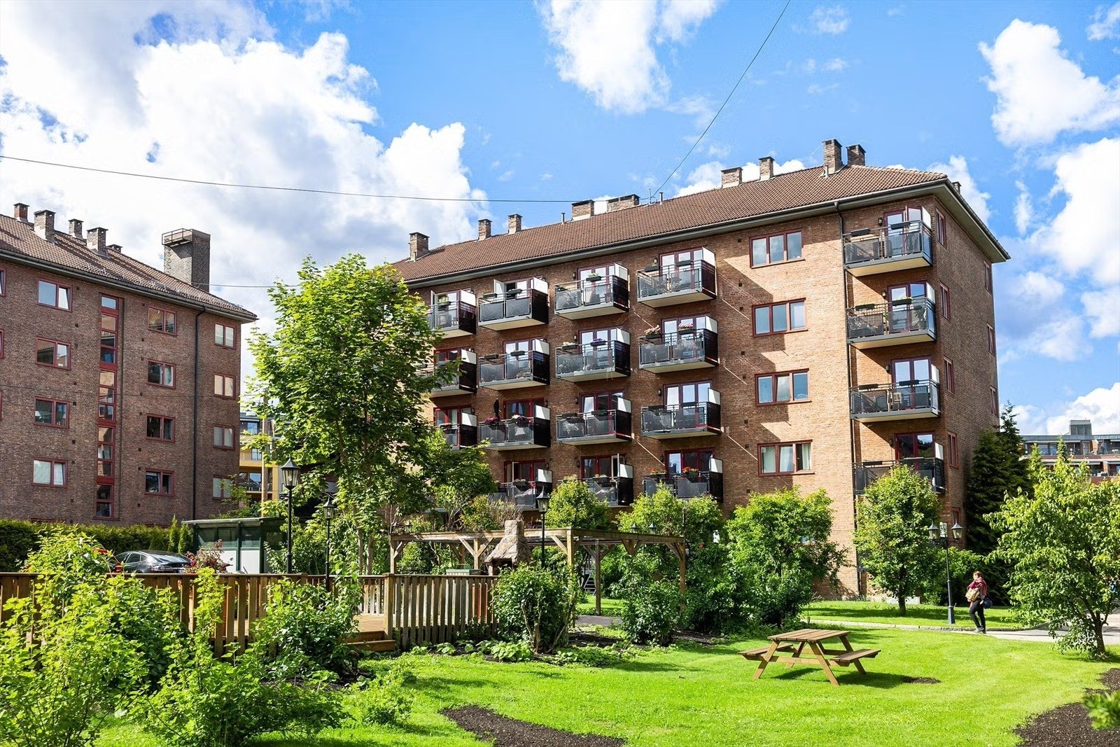 Veldrevet og populært borettslag som kan friste med velferdslokale, gjestehybel, lekeplass, store grøntarealer, bordtennisbord ute, smørebod, dekkhotell, grillplasser og et rikt innslag av beplanting. Galleribilde