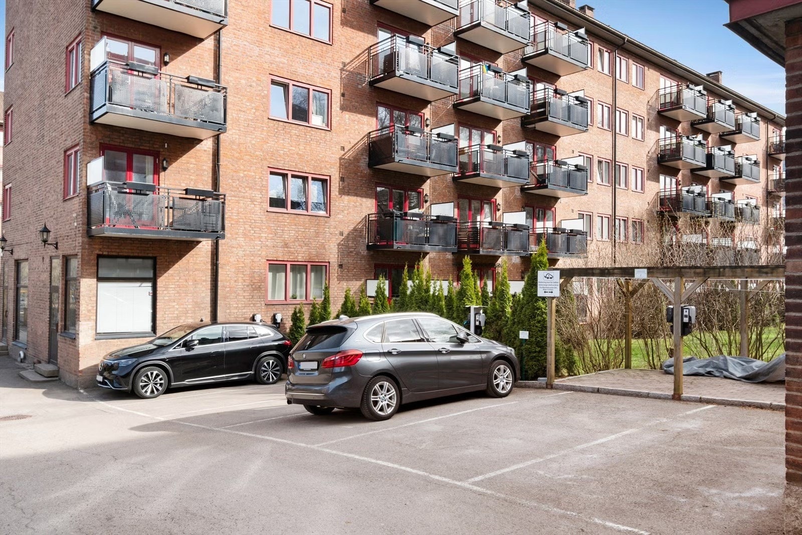 Borettslaget har 154 parkeringsplasser som leies ut til beboerne. Galleribilde