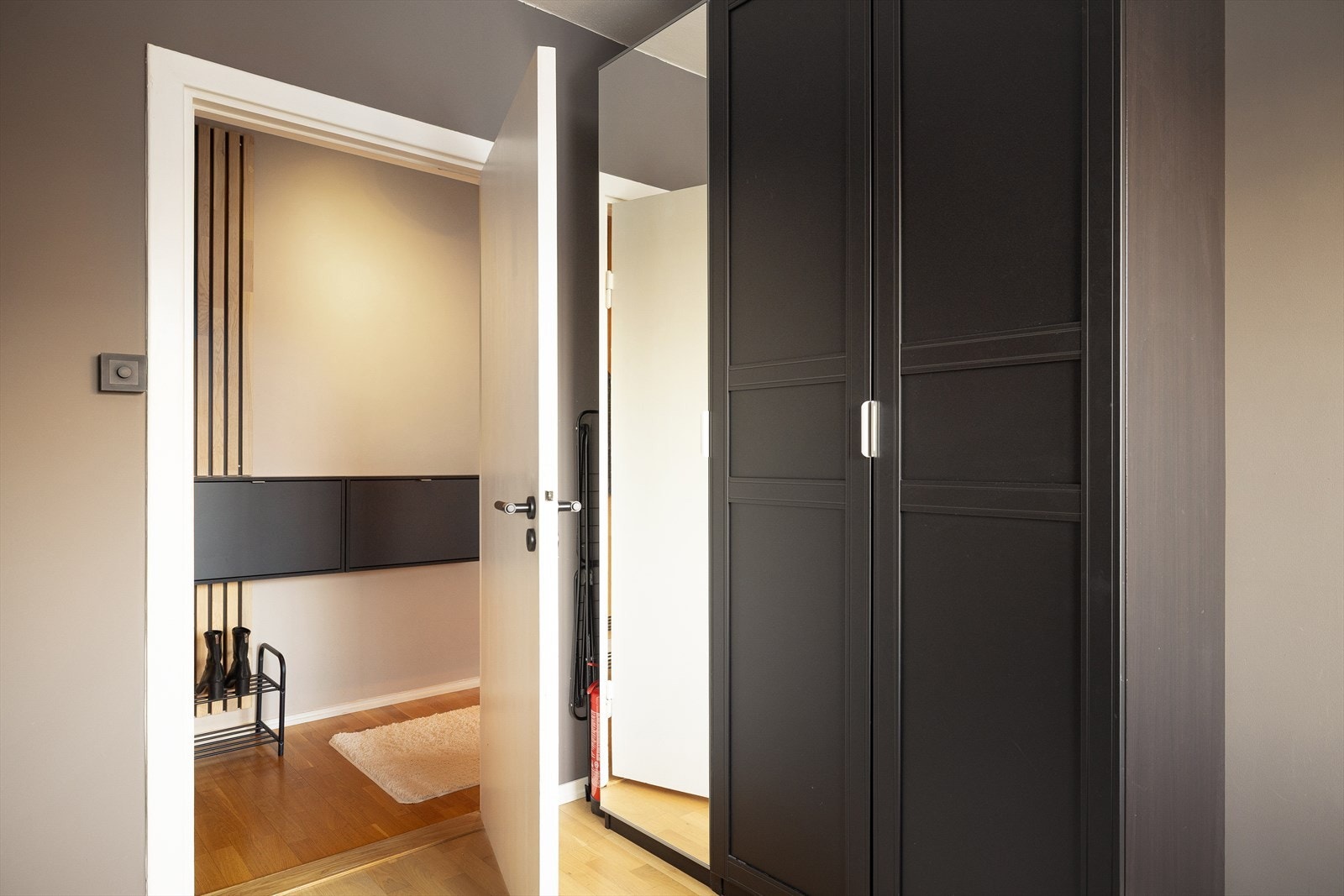 Rommet har plass til seng, skrivepult og skap. Galleribilde