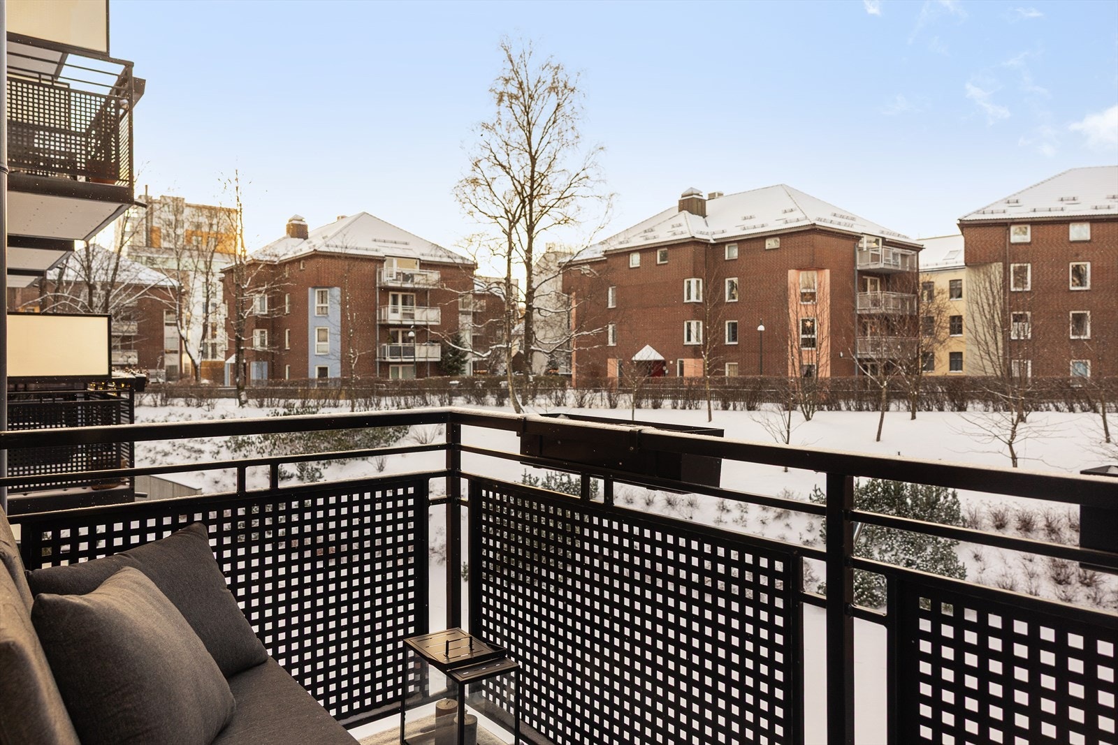 Fra stuen er det utgang til en vestvendt balkong på ca. 4 kvm. Her er det plass til utemøblement og beplantning. Galleribilde