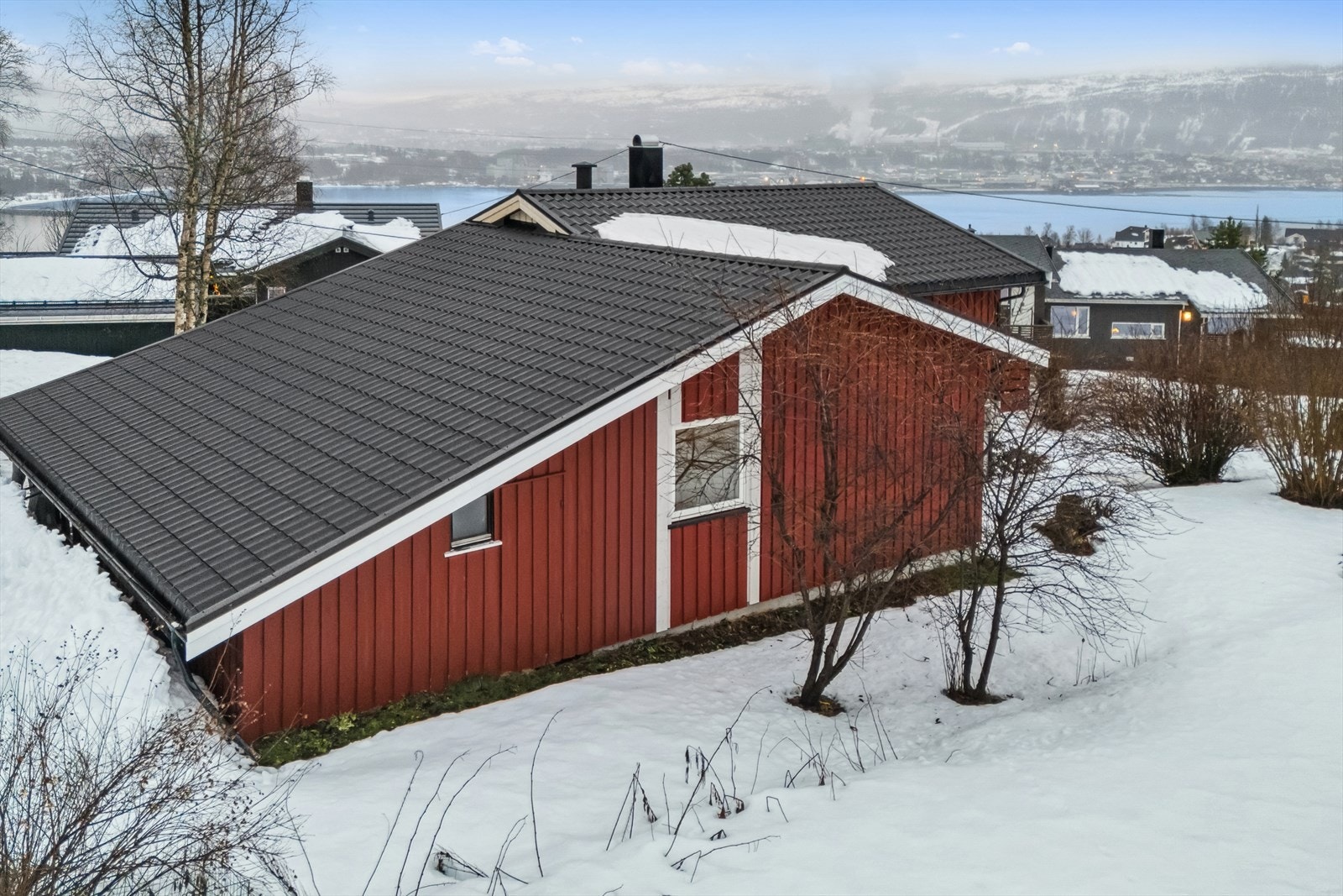 Lagt nytt tak i 20205. Viser også utsikten i nærområdet. Galleribilde