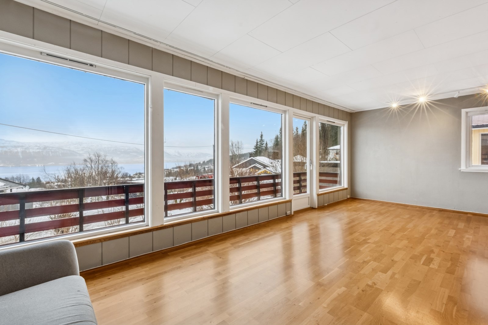 Stor flott stue med store vindusflater som slipper inn godt med naturlig lys og her har du en nydelig utsikt mot Mofjellet og Ranfjorden. Galleribilde