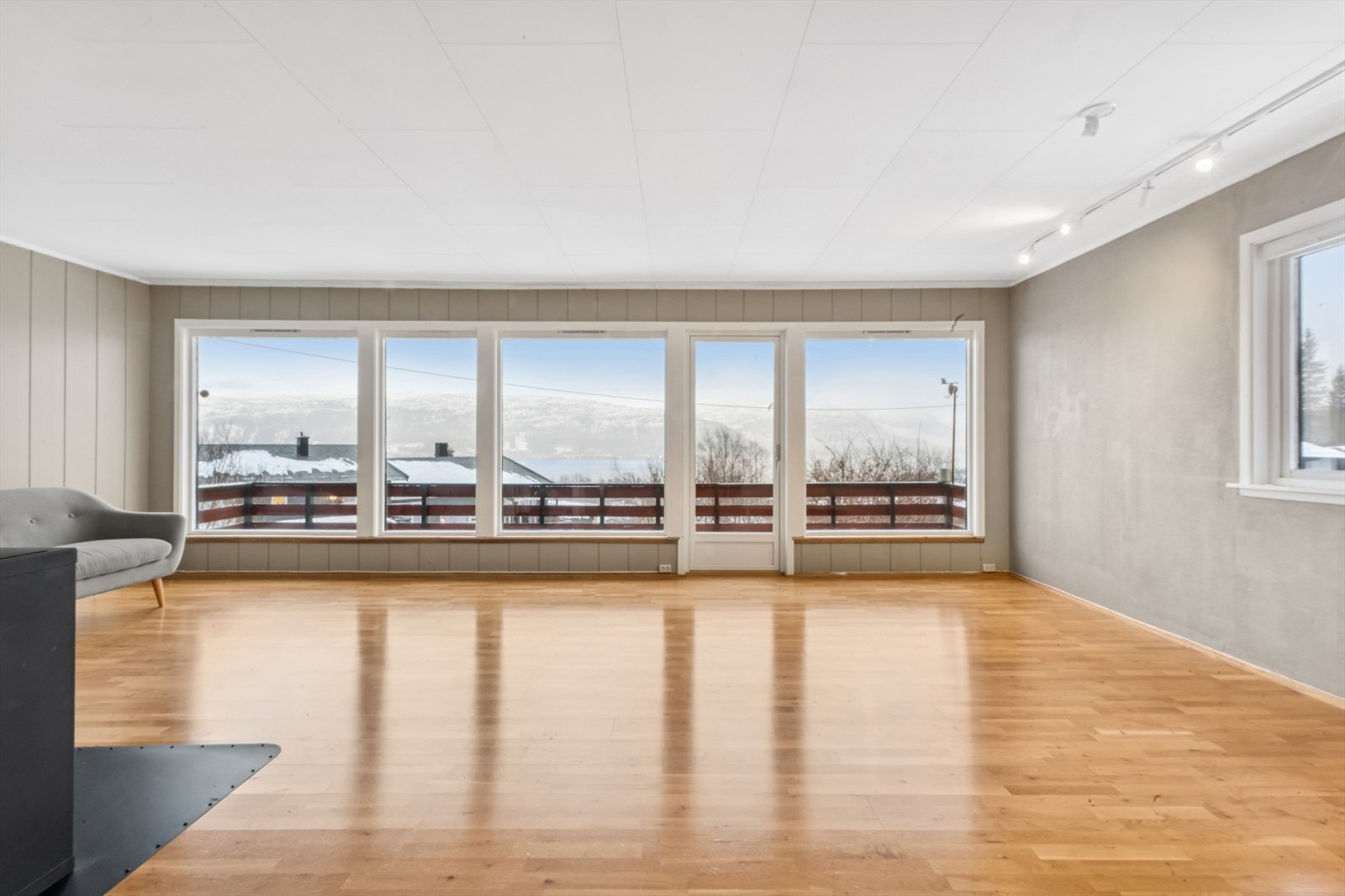 Stuen har en møbleringsvennlig utforming med god plass til sofagruppe, godstoler og tiøhørende møblement. Galleribilde