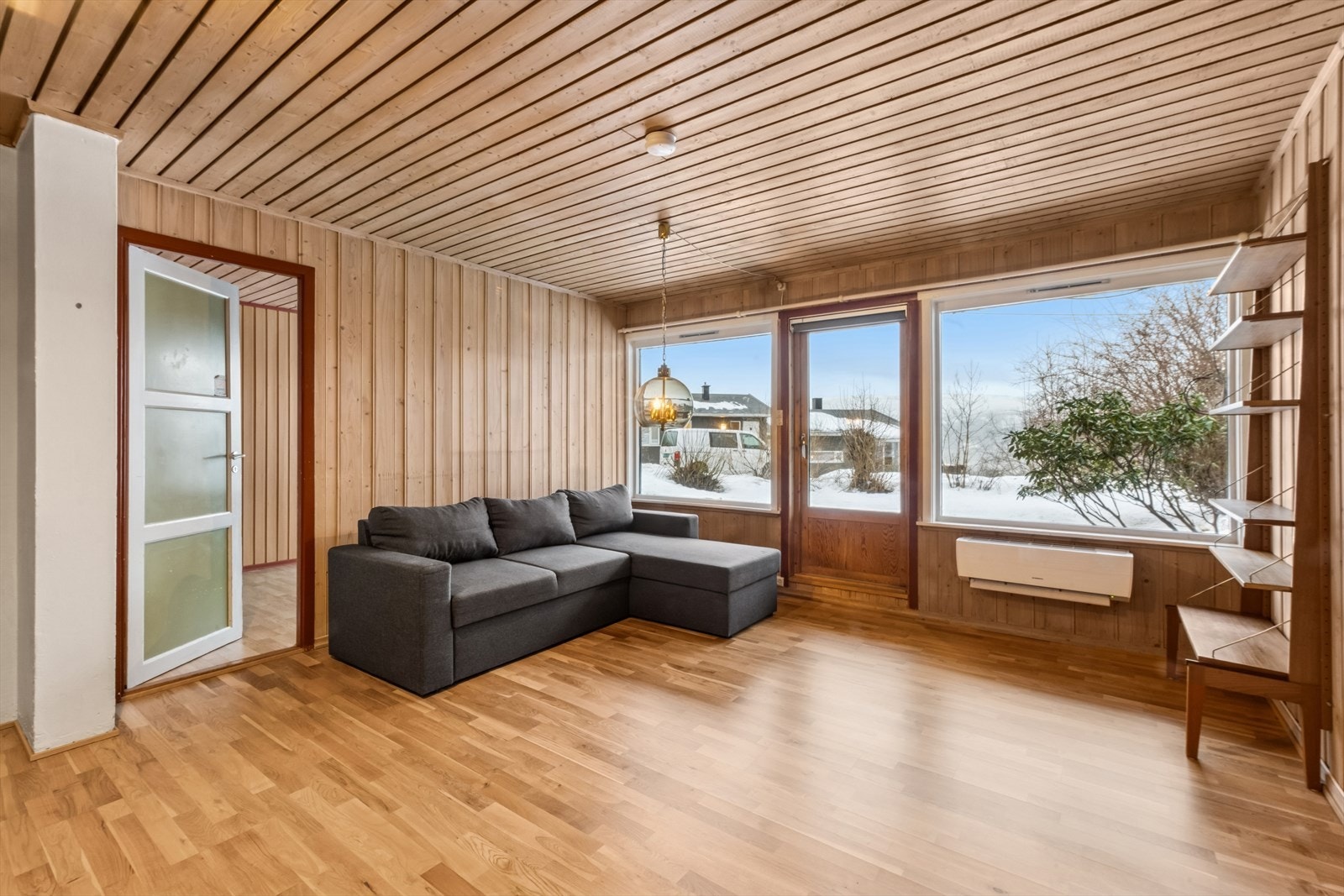 Kjellerstue med store vindusflater som slipper inn godt med naturlig lys. Kjellerstuen er lett å møblere og har utgang til hagen. Galleribilde