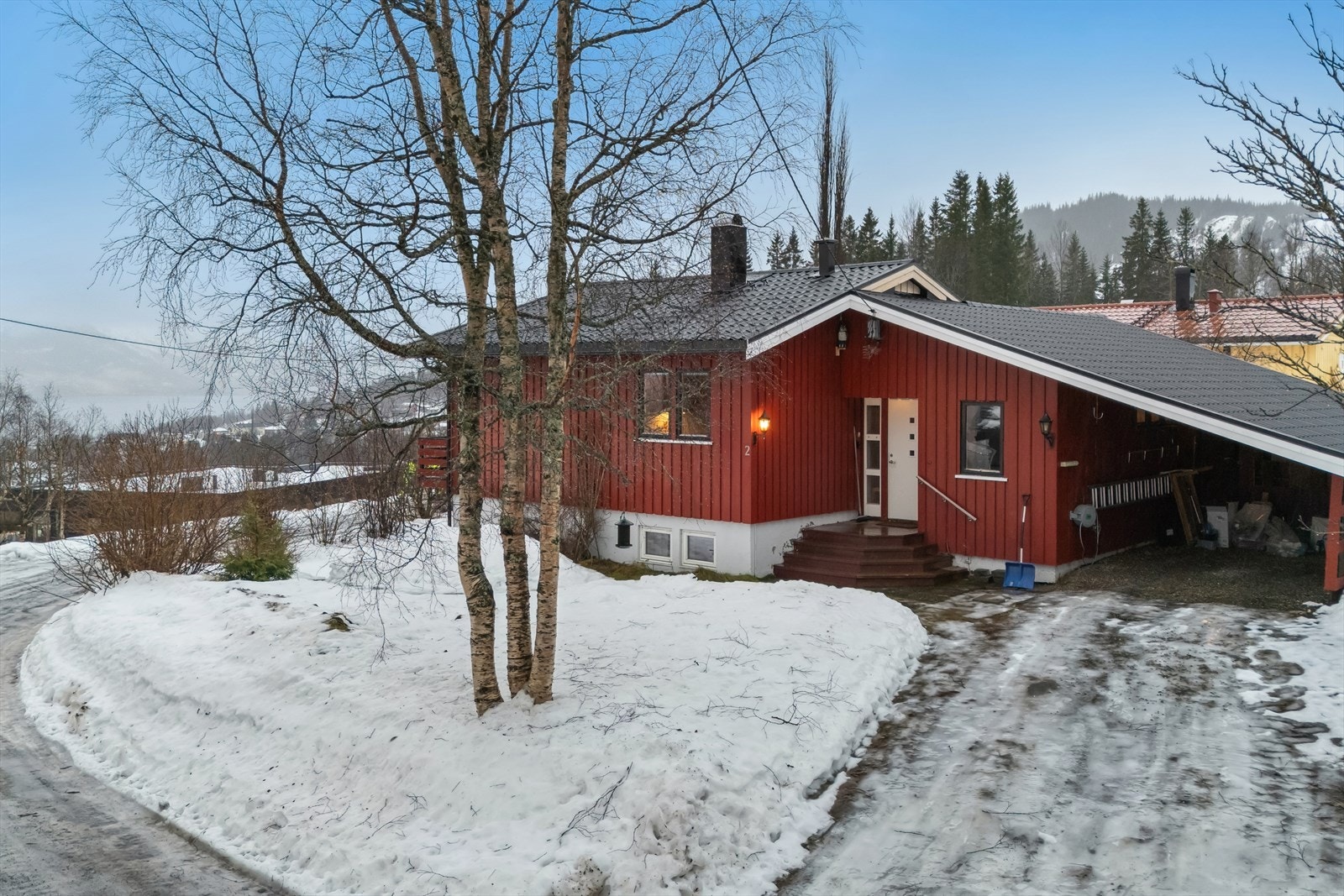 Inngangsparti og carport. Galleribilde