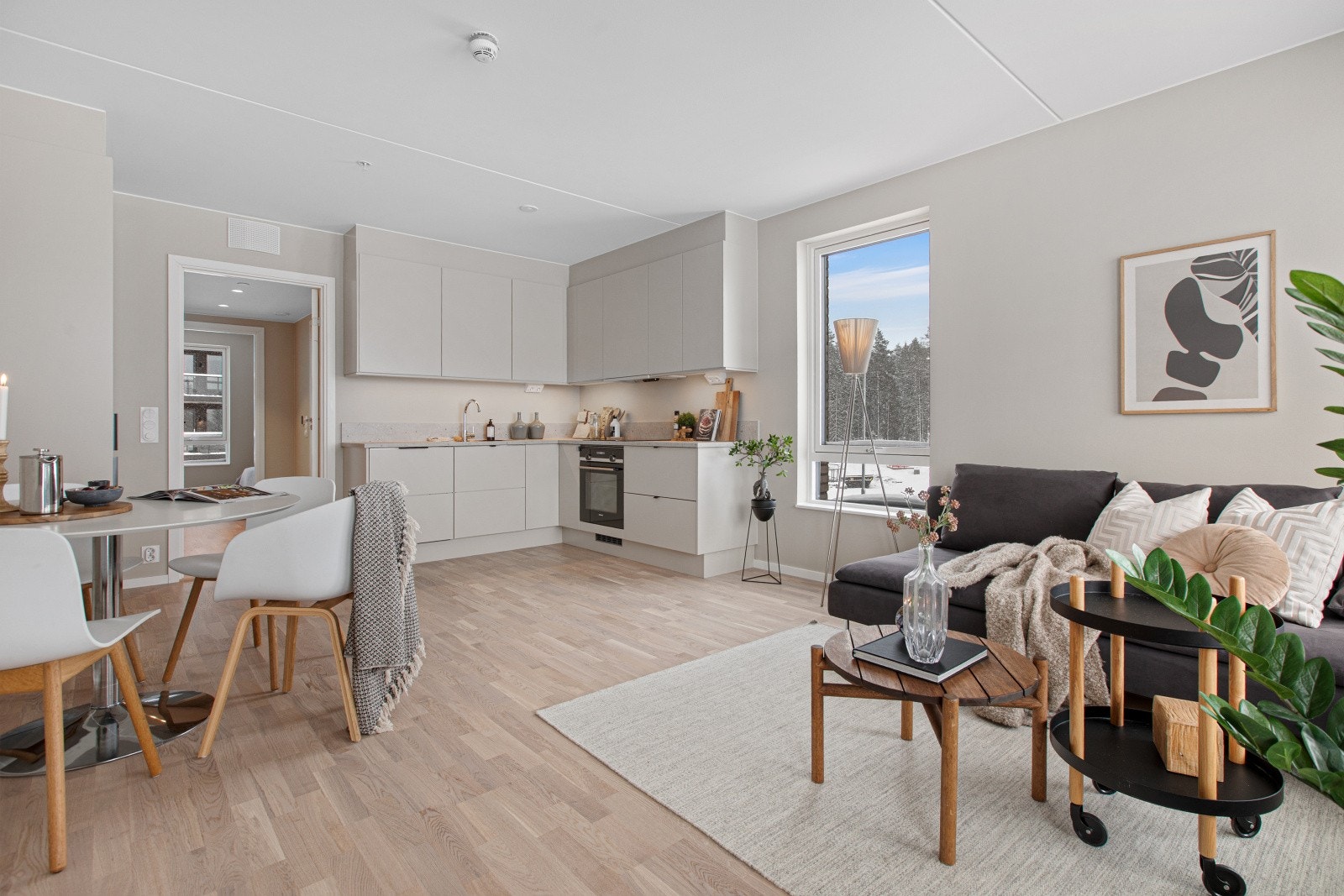 Velkommen til Steindansen 65! DNB Eiendom v/ Johanna Wenngren presenterer her en splitter ny og innbydende 3-roms leilighet fra 2025, beliggende i et flott og moderne boligprosjekt fra JM. Galleribilde