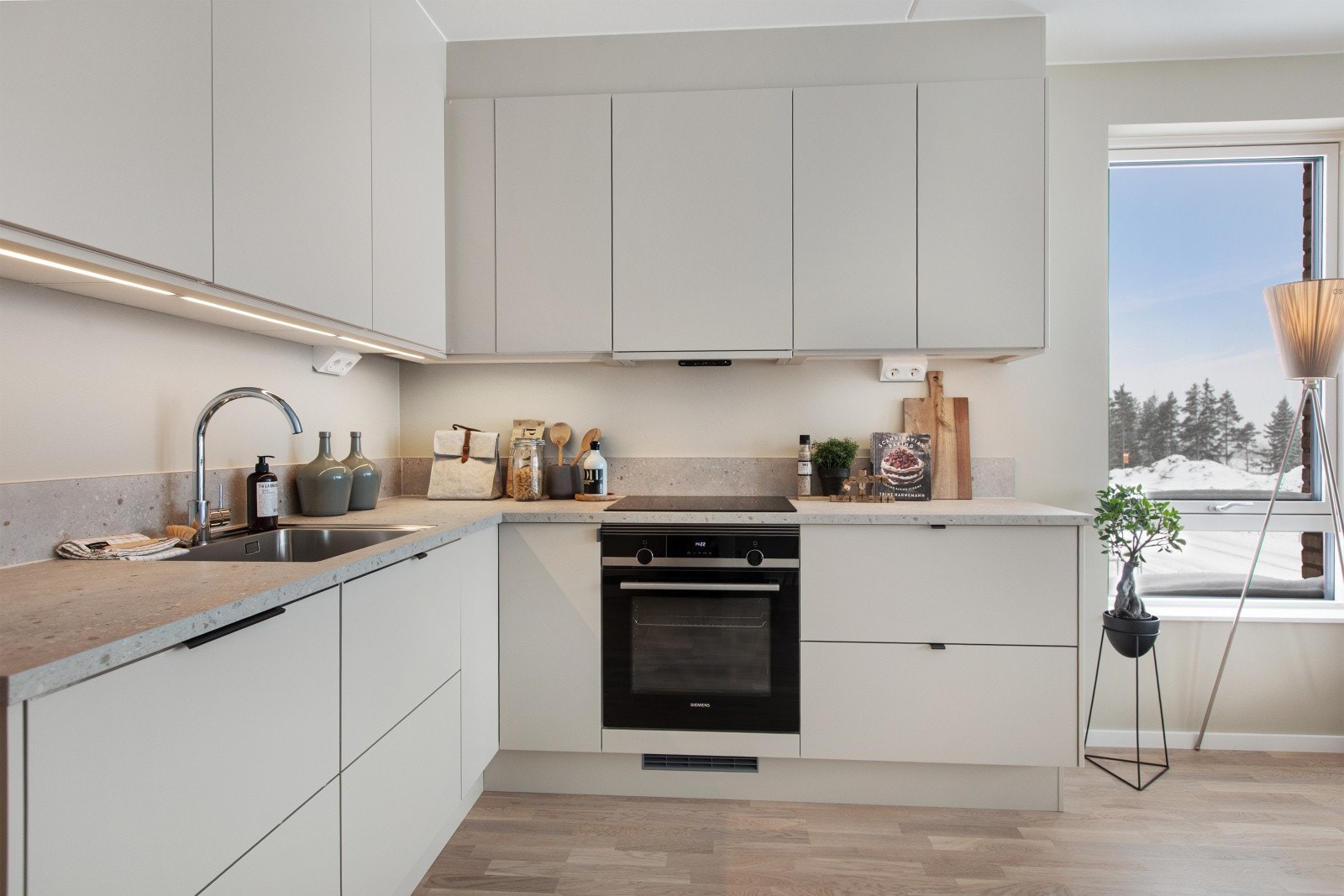 Leiligheten har et lekkert Sigdal-kjøkken med integrerte hvitevarer fra Siemens, inkludert stekeovn, induksjonstopp, kombinert kjøl/frys og oppvaskmaskin. Galleribilde