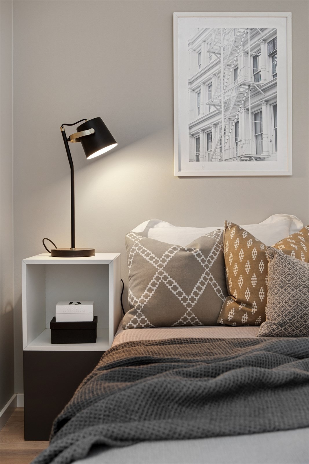 Leiligheten fremstår med en nydelig og moderne fargepalett som skaper et helhetlig og harmonisk uttrykk sammen med parkettgulvet. Galleribilde