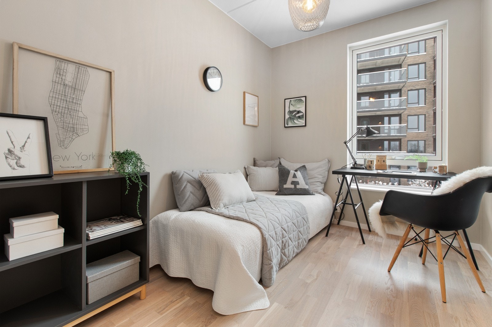 Leiligheten disponerer to trivelige soverom. Dette rommet passer perfekt som barnerom, hjemmekontor eller gjesterom - alt etter behov. Galleribilde