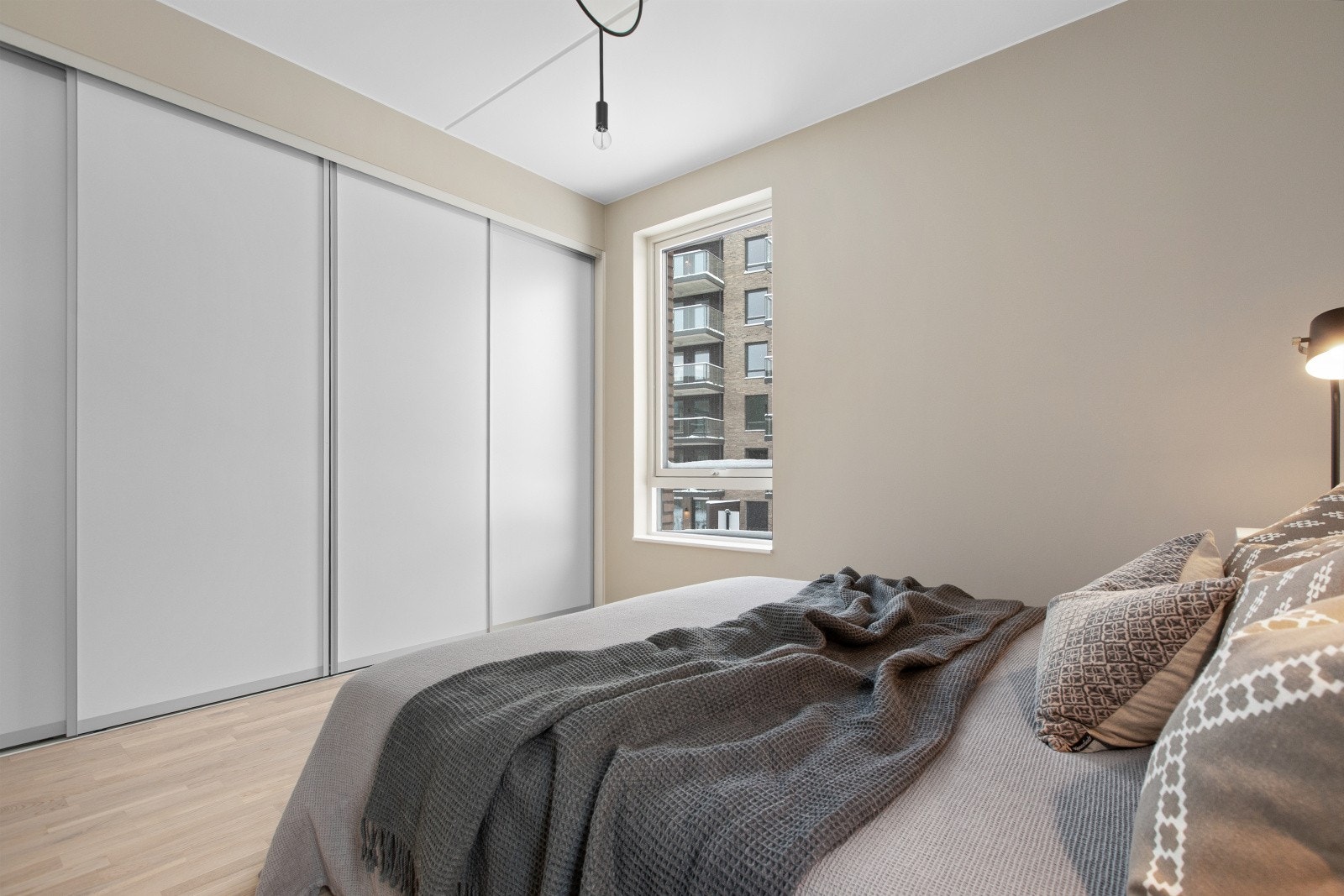 Hovedsoverommet har en romslig skyvedørsgarderobe med Elfa-innredning, som gir fleksible og gode oppbevaringsmuligheter og kan suppleres etter ønske. Galleribilde