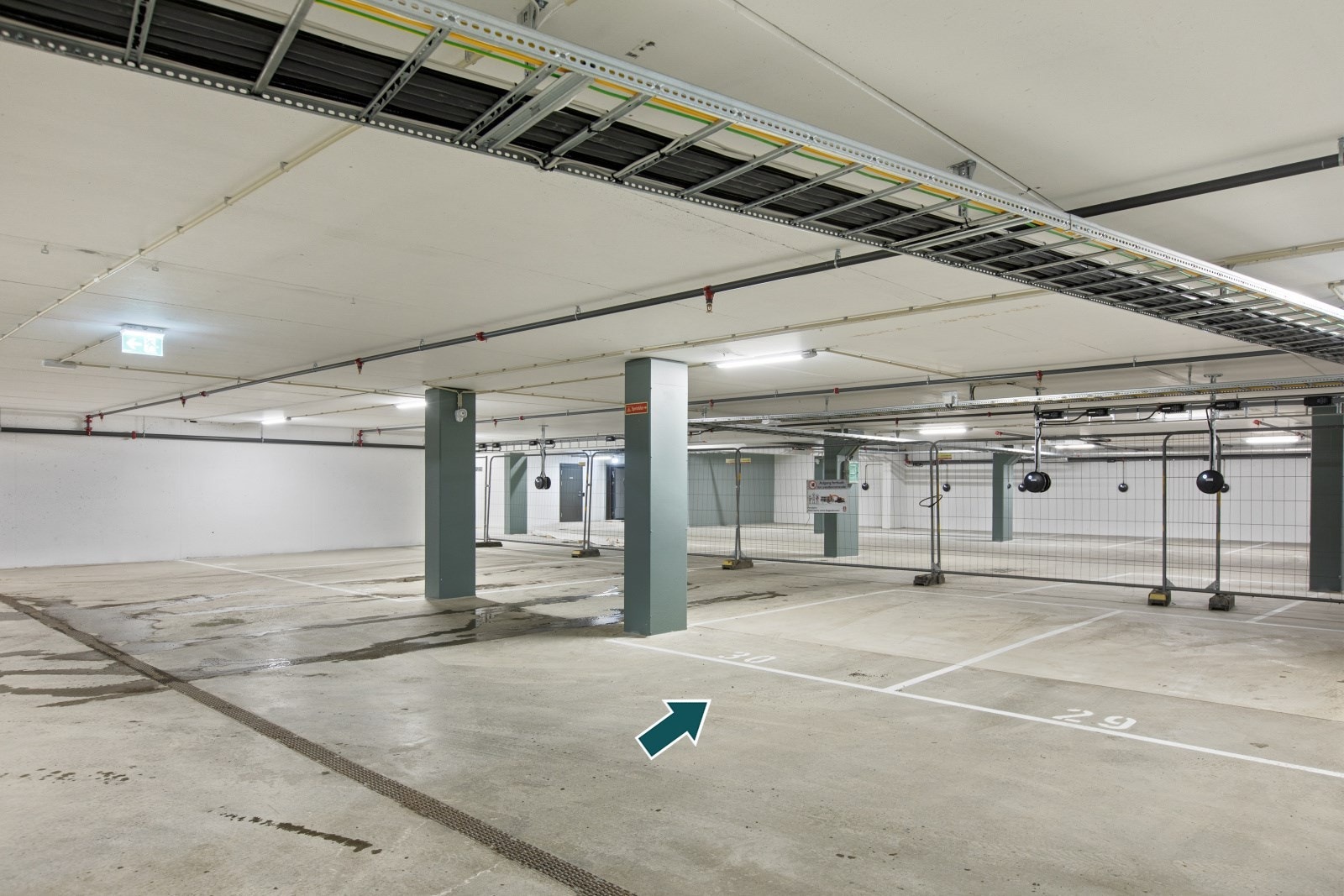 Det medfølger en parkeringsplass i felles garasjeanlegg, og plassen har også installert en elbillader. Må kun tegne abonnement. Galleribilde