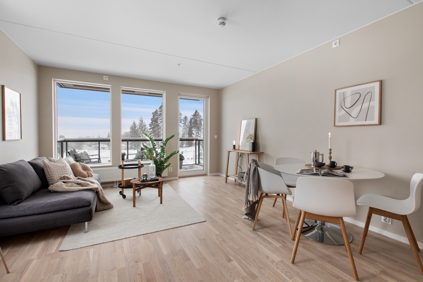 Stuen er romslig og gir gode møbleringsmuligheter med plass til både spisebord og sofamøblement. Galleribilde