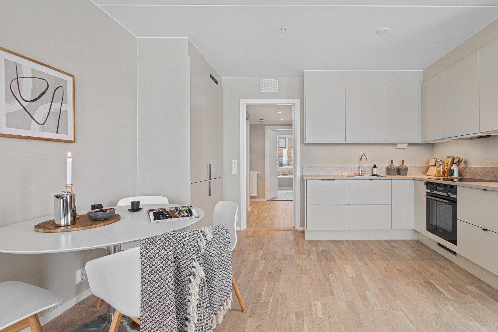 Leiligheten utmerker seg ved at kjøkkenet er plassert på to sider, noe som gir et stilrent og svært praktisk uttrykk. Galleribilde