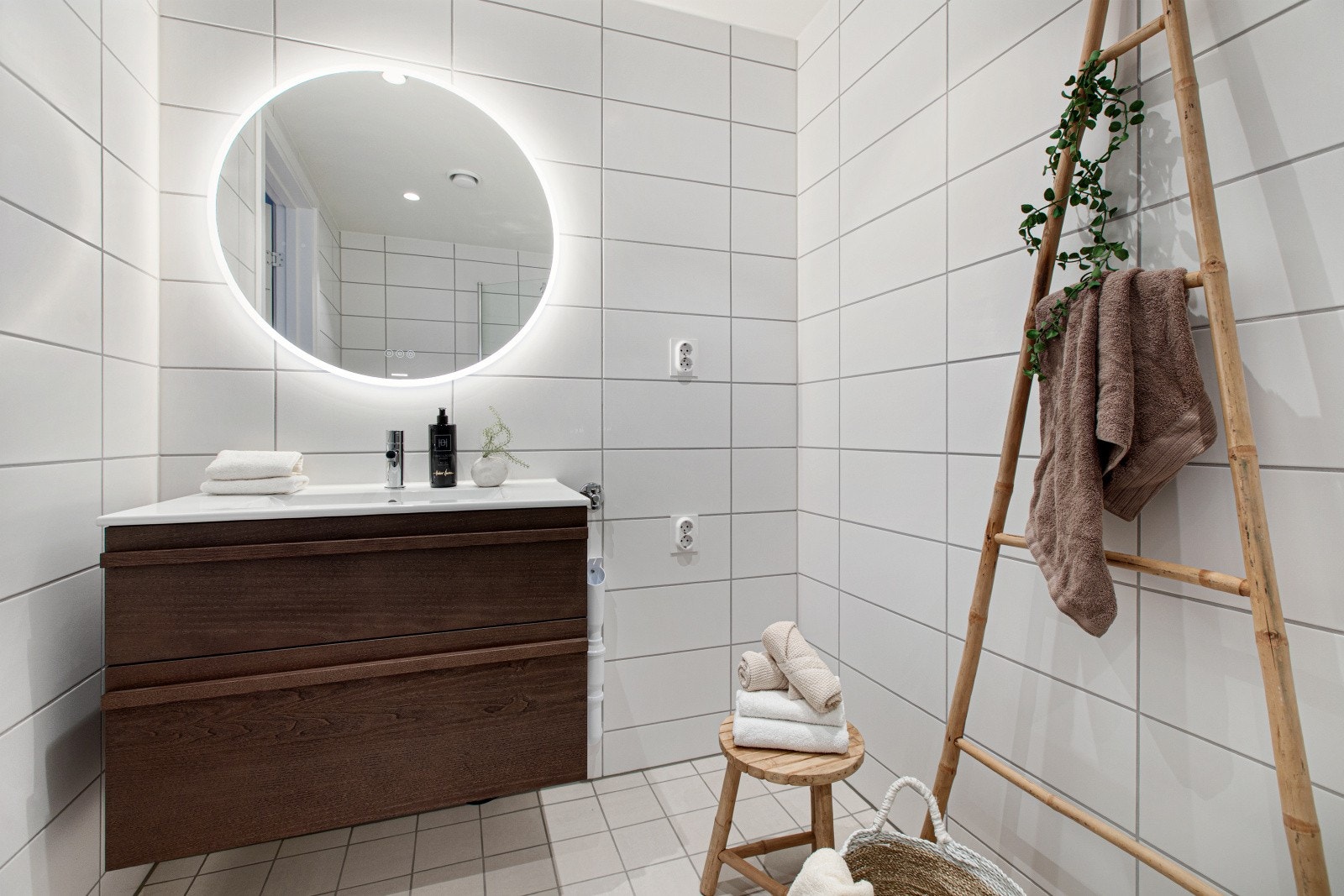 Det er klargjort opplegg for vaskemaskin og tørketrommel i søyle, som gir en funksjonell og plassbesparende løsning. Galleribilde