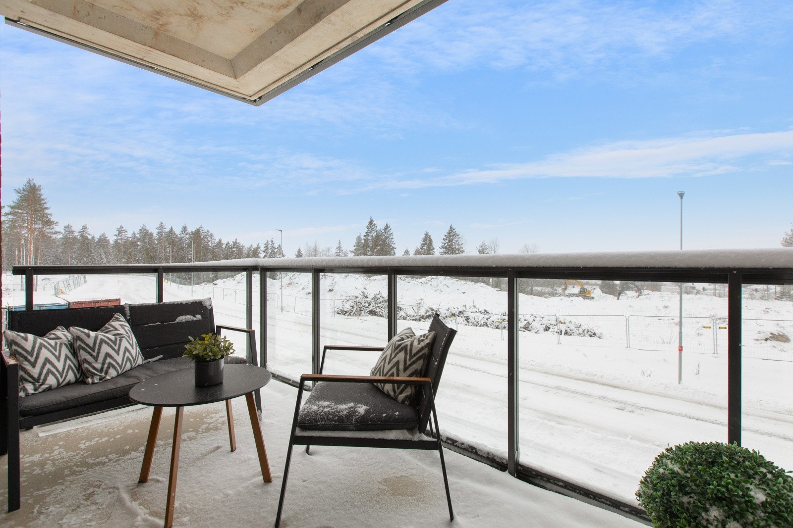 Balkongen er vestvendt og har gode solforhold, noe som gjør den perfekt for avslapning. Her er det plass til både utemøblement og grill, ideelt for hyggelige stunder utendørs. Galleribilde