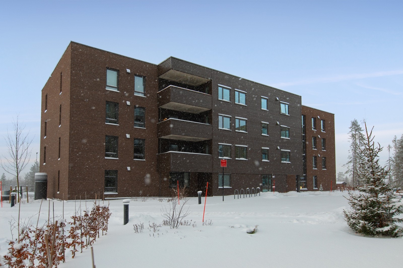 Her får du det beste av to verdener - marka med lysløyper rett bak bygget og kun ca. 15 minutters gange til Jessheim sentrum. Galleribilde