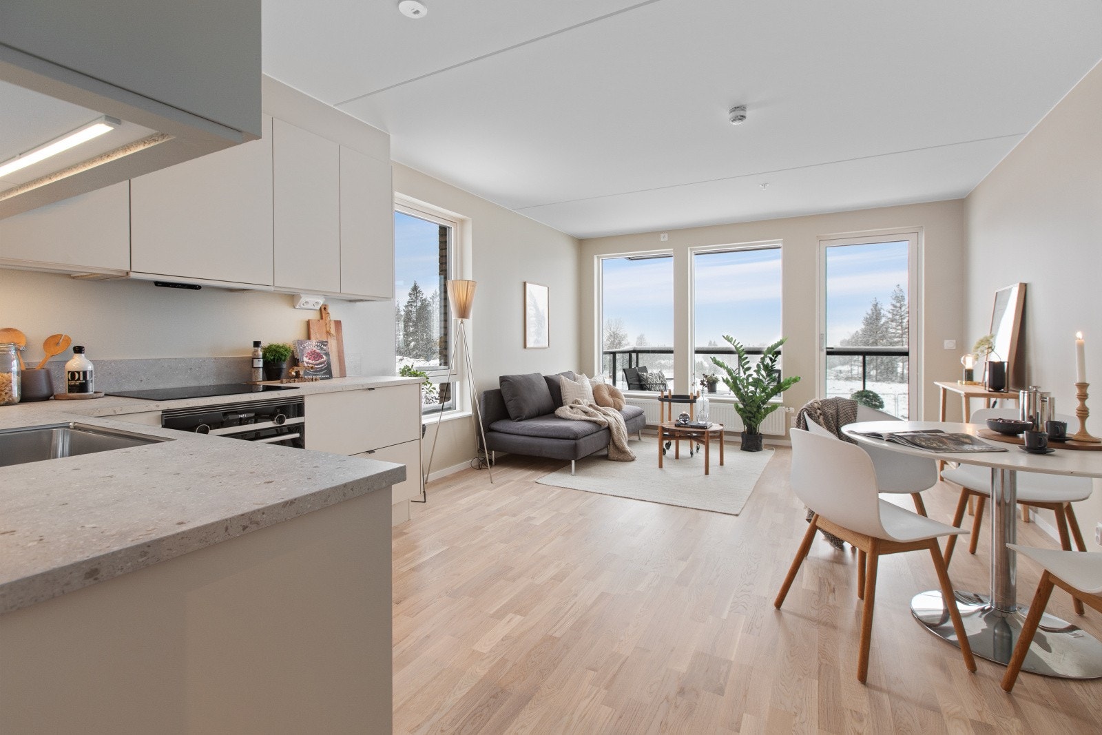 Hjørnebeliggenheten gir ekstra lysinnslipp og bidrar til en luftig og svært trivelig atmosfære. Galleribilde