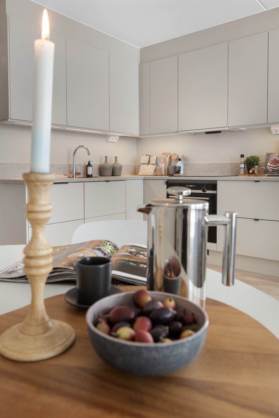 Det er god plass til spisebord ved kjøkkenet, som skaper en sosial og funksjonell løsning. Galleribilde