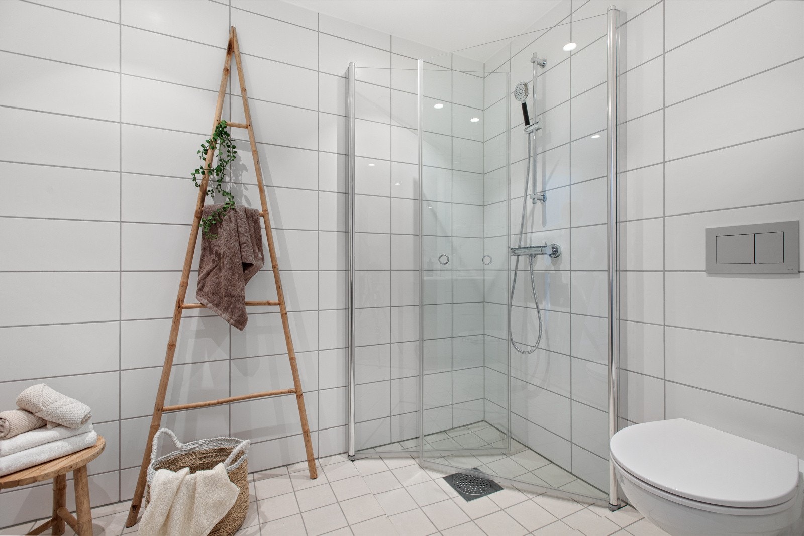 Leiligheten byr på et rålekkert baderom med varmekabler i gulv og downlights i himlingen, som gir både komfort og et moderne uttrykk. Galleribilde