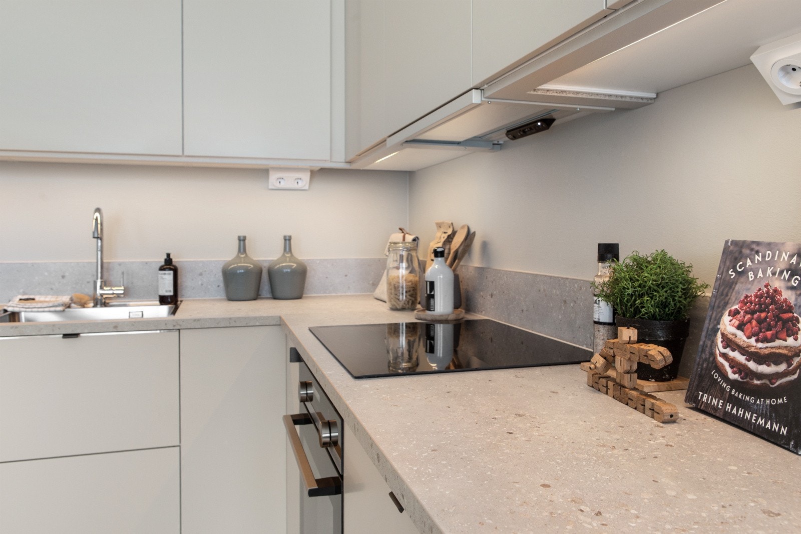 Kjøkkenet er praktisk designet med en kombinert kjøl/frys og et ekstra skap plassert på den andre veggen. Denne løsningen er både funksjonell og estetisk tiltalende, noe som gir et delikat preg til rommet. Galleribilde