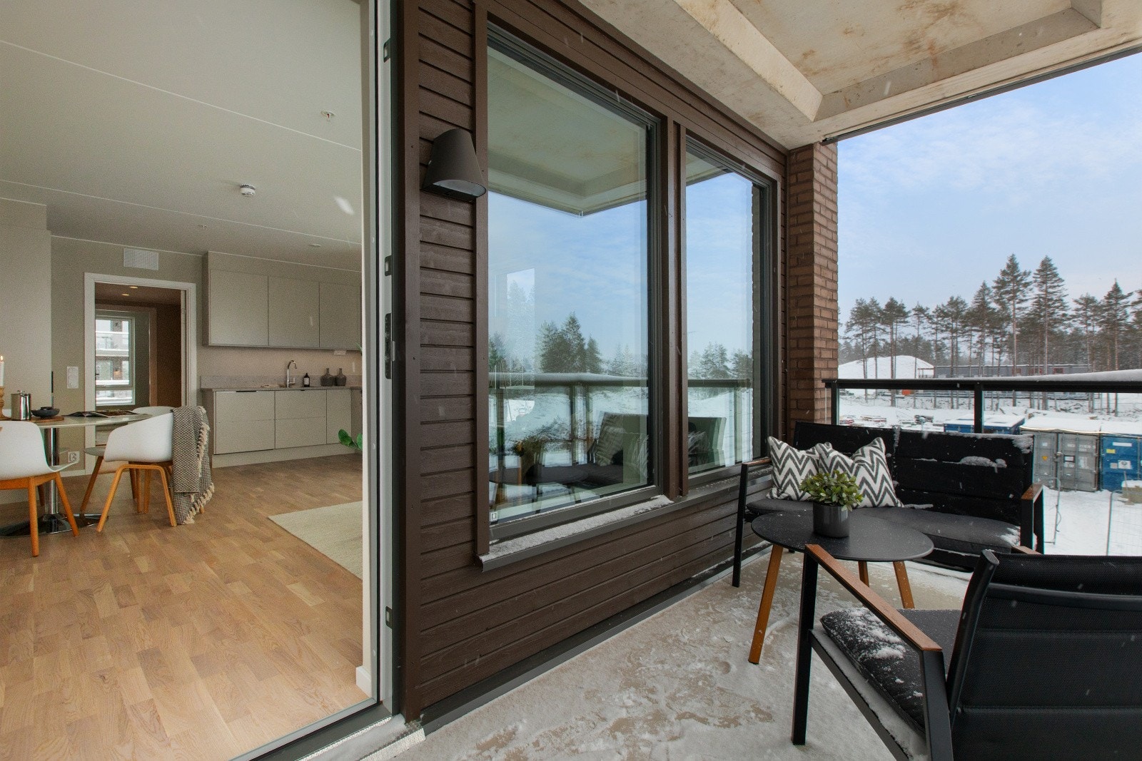 Stuen har godt lysinnslipp fra vinduene, og det er også adkomst til en ca. 7 kvm stor balkong. Dette gir mulighet for å nyte utendørsarealet og skaper en lys og luftig atmosfære i rommet. Galleribilde