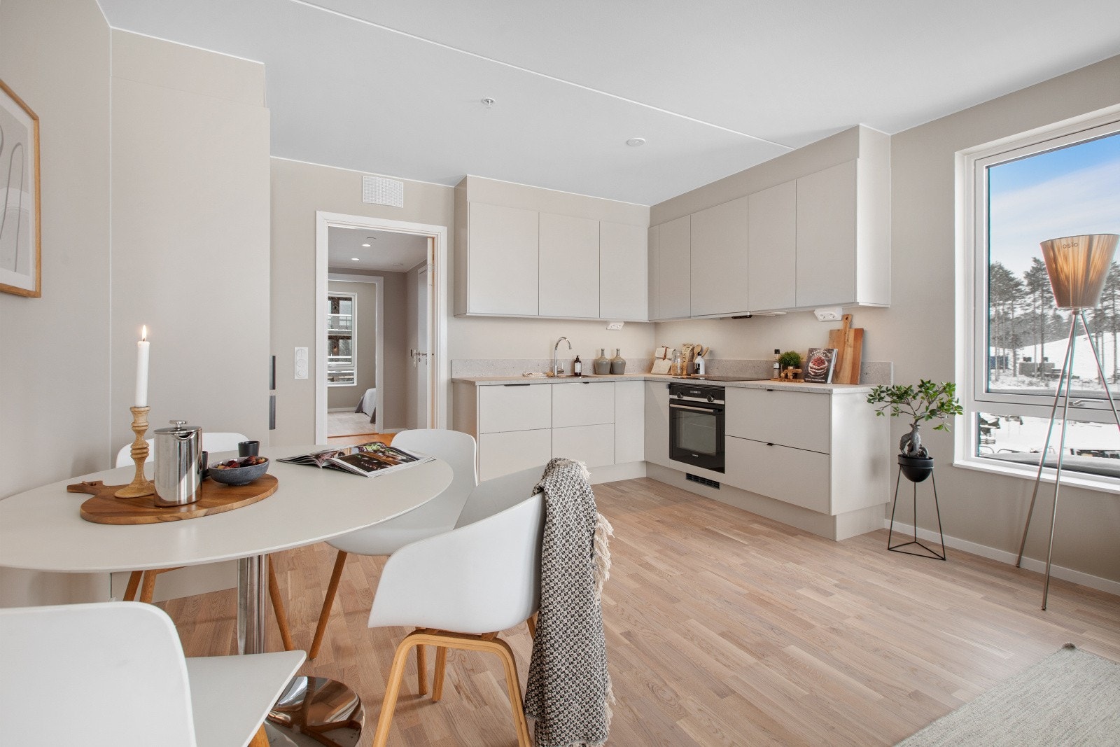 Lengre inn i leiligheten åpner det seg en lys og romslig stue- og kjøkkenløsning med åpen planløsning. Galleribilde