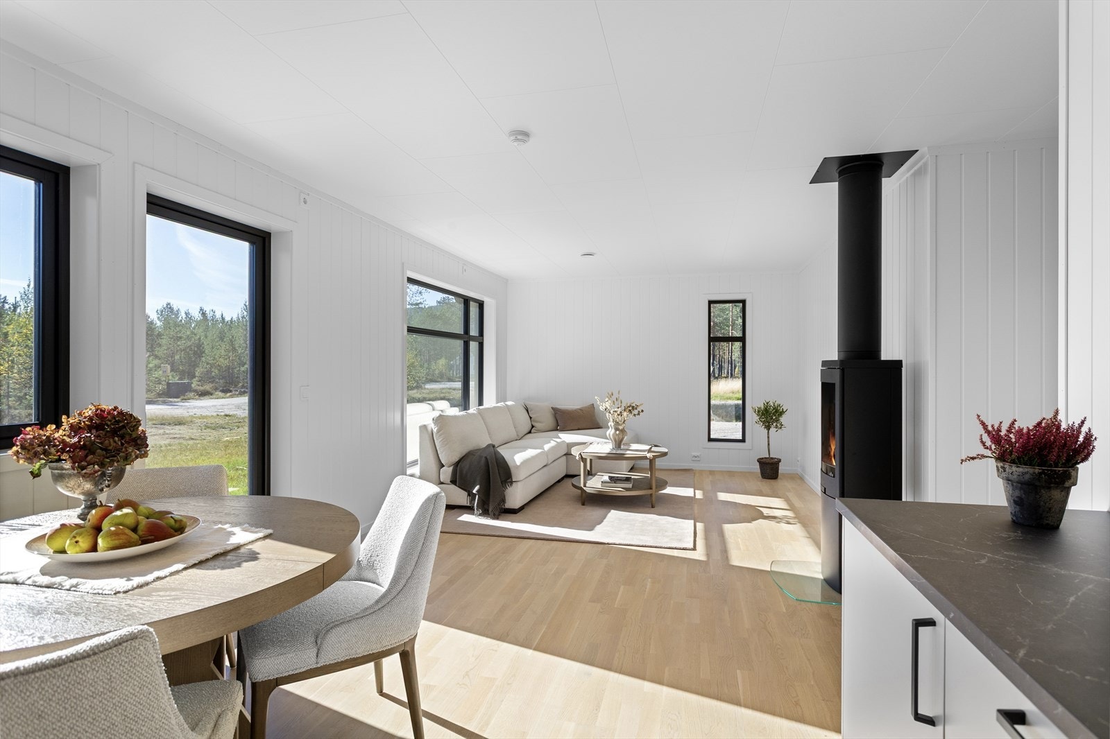 Den åpne løsningen mellom kjøkken og stue gir en herlig romfølelse og gjør det enkelt å være sosial mens maten tilberedes. Galleribilde