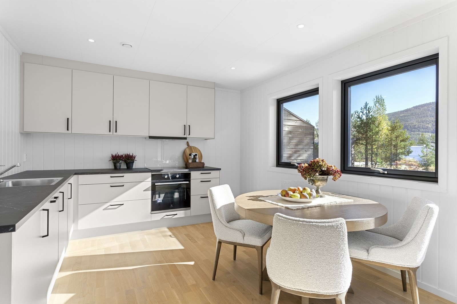 Kjøkkenet er levert av Sigdal og har glatte flater og moderne design - som skaper en elegant og funksjonell arbeidsflate. Galleribilde