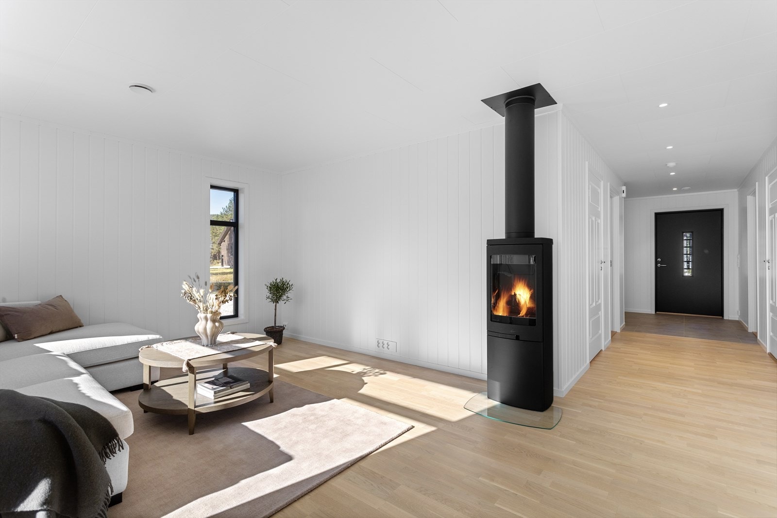 Stuen er lys og romslig med god plass til sofa- og spisegruppe. Åpen løsning mot kjøkkenet skaper en luftig og sosial atmosfære. Galleribilde