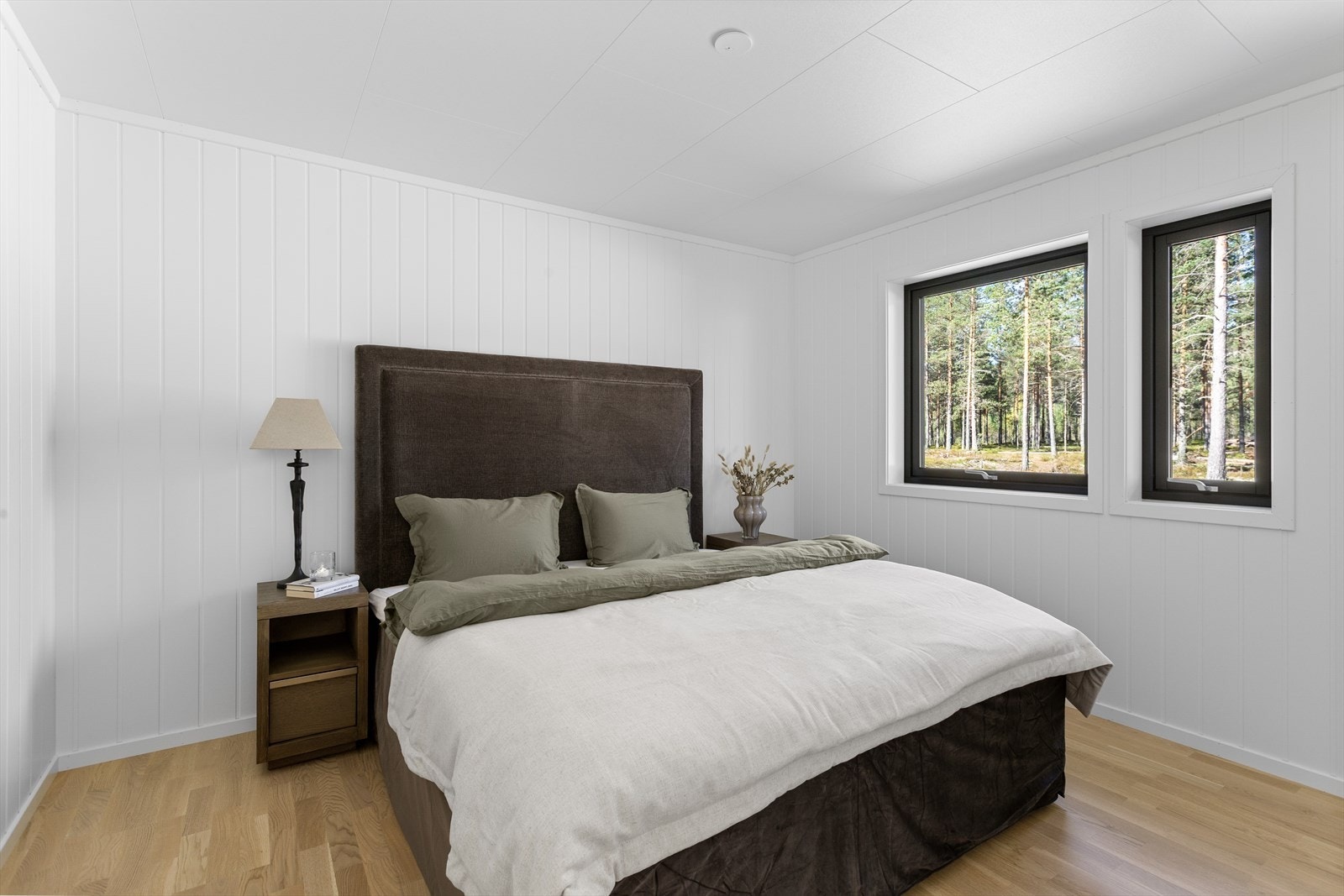 Tre hyggelige soverom gir rom for både ro og privatliv. Her er det lyst og trivelig med gode muligheter for oppbevaring og personlig innredning. Galleribilde