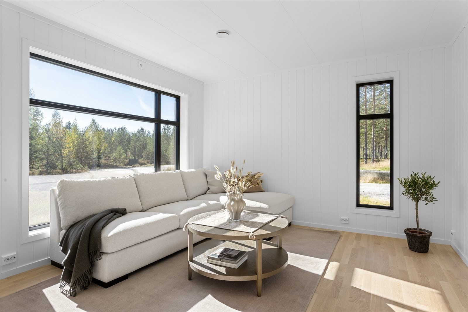 Stuen er hjemmets hjerte - lys, romslig og med åpen løsning mot kjøkkenet som skaper en sosial og moderne atmosfære. Her kan man nyte både rolige stunder og hyggelige samlinger med familie og venner. Galleribilde