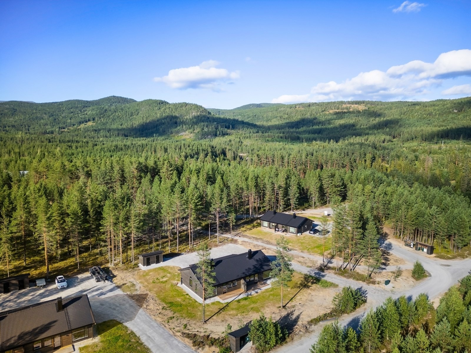 Det er flere flotte tur- og friluftsområder i nærheten, med turstier og fine lysløyper, noe som gir gode rekreasjonsmuligheter. Galleribilde