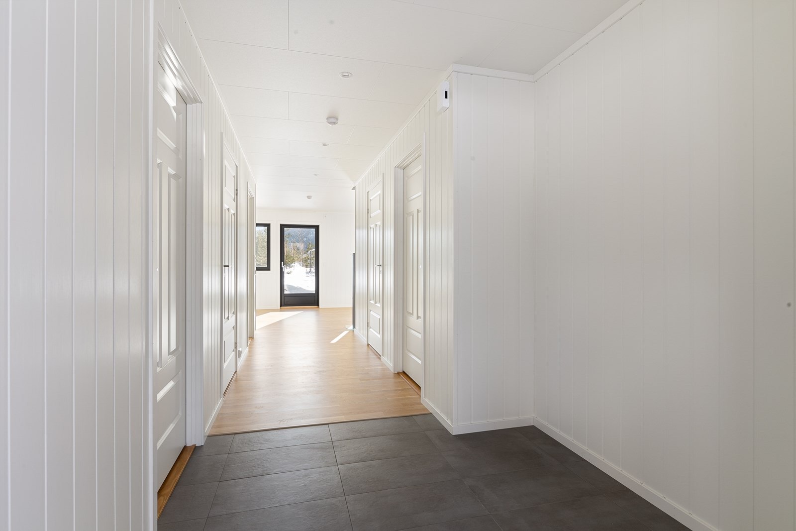 Velkommen inn til en romslig flislagt entré med god plass til garderobeskap. Galleribilde