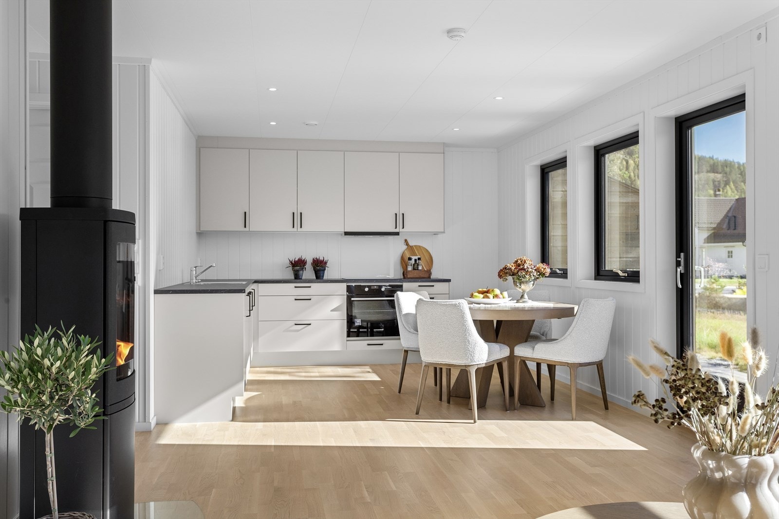 Lekkert kjøkken fra Sigdal kjøkken, i åpen løsning mot stue - perfekt for sosial matlaging og samvær. Galleribilde