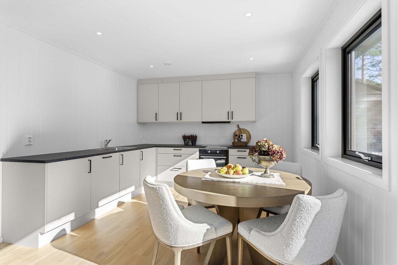 Moderne Sigdal-kjøkken med glatte flater. Galleribilde