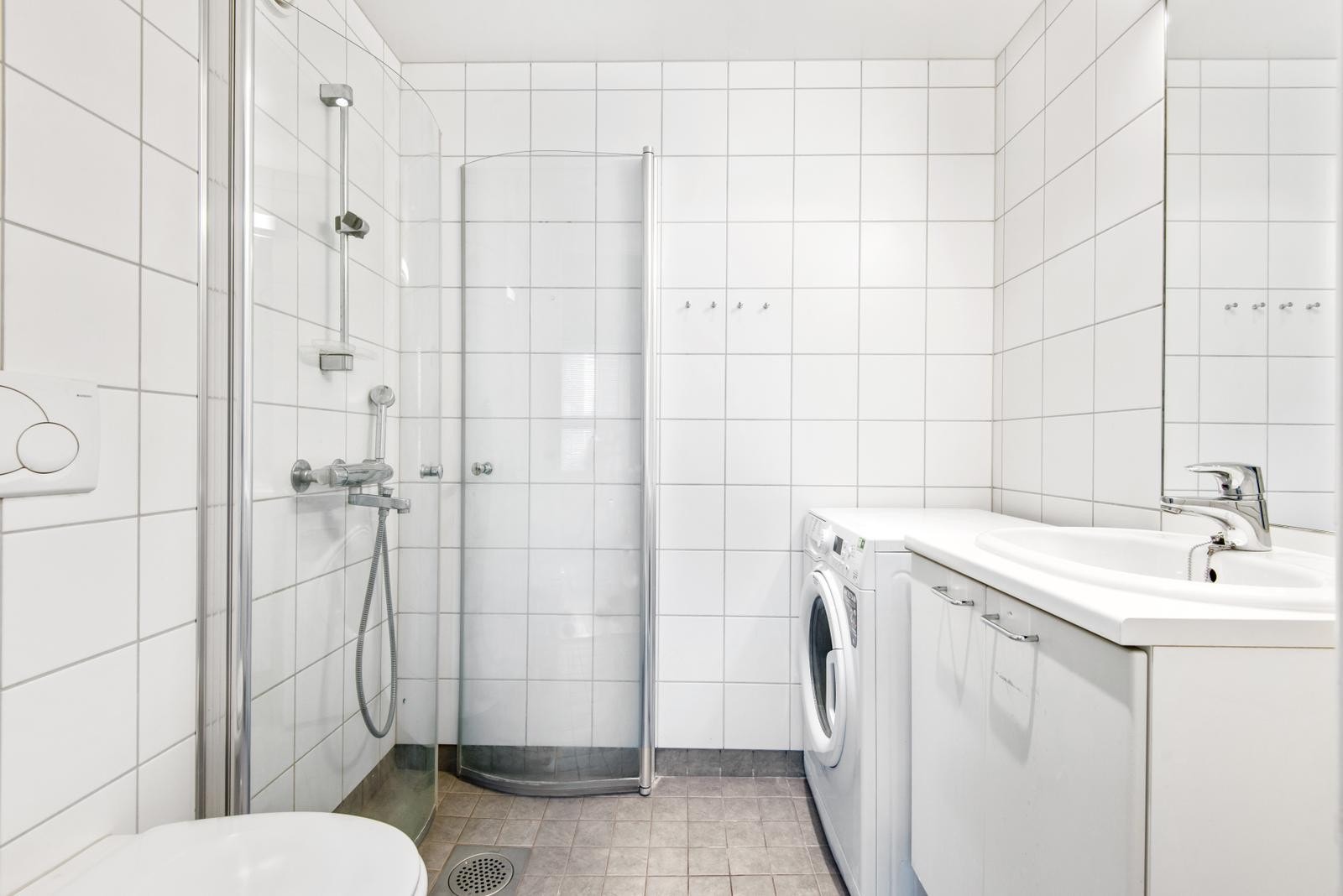 Pent flislagt bad med varmekabler. Vaskemaskin medføger Galleribilde