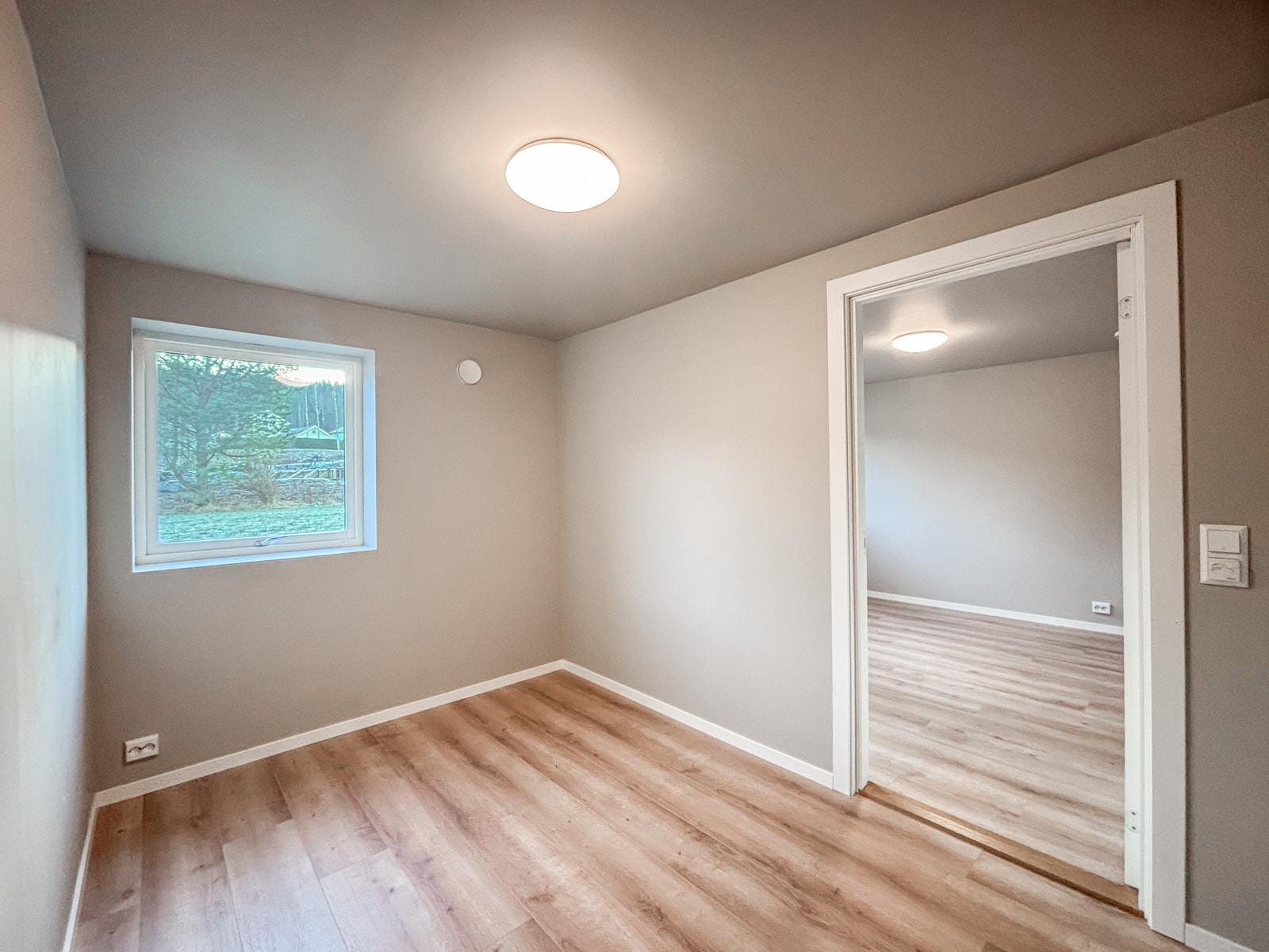 Pent soverom med plass til både seng og garderobe. Galleribilde