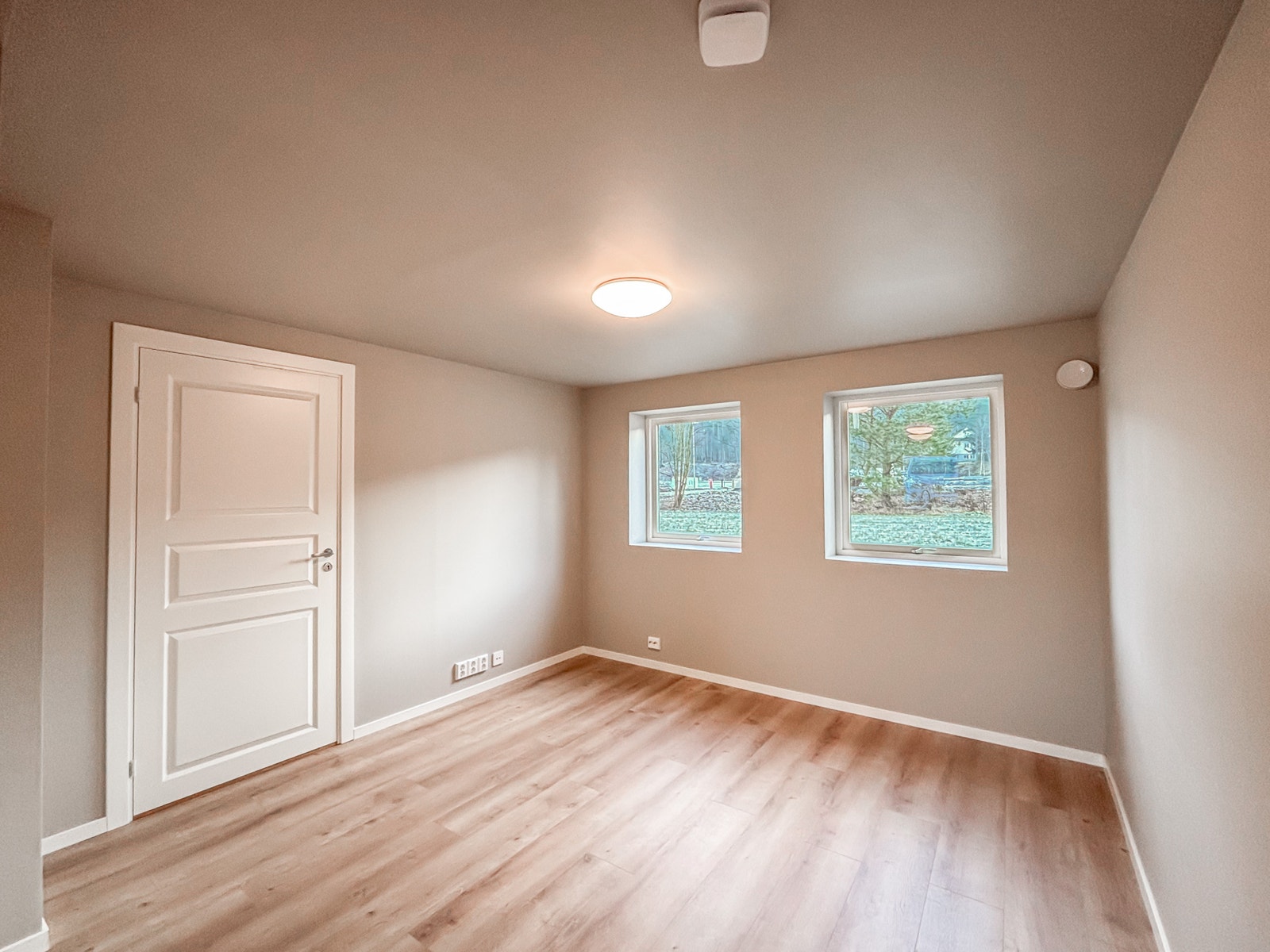 Lys og fin stue med plass til sittegruppe. Galleribilde