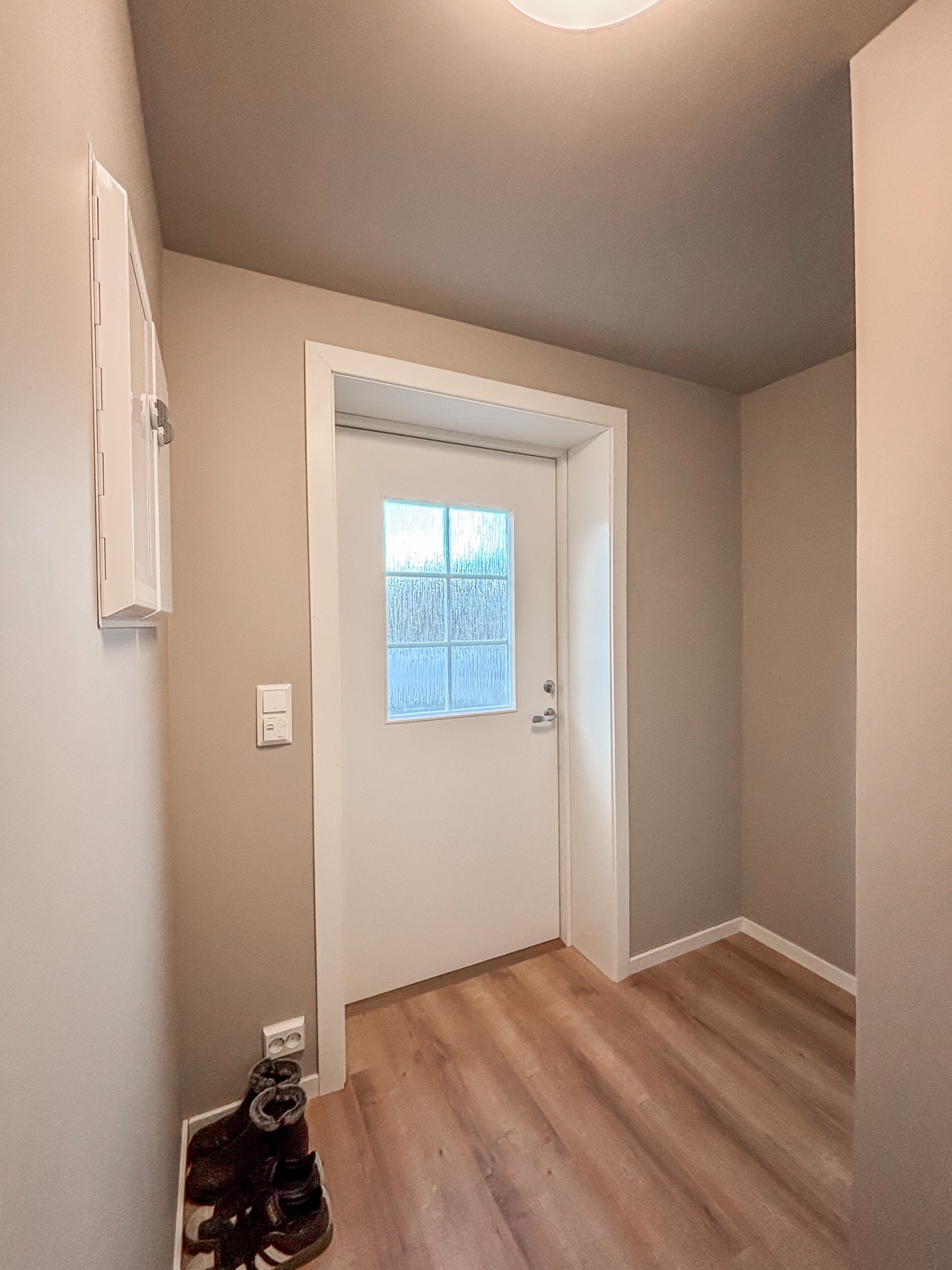 Inngangsparti med plass til å henge fra seg jakker og sko. Galleribilde