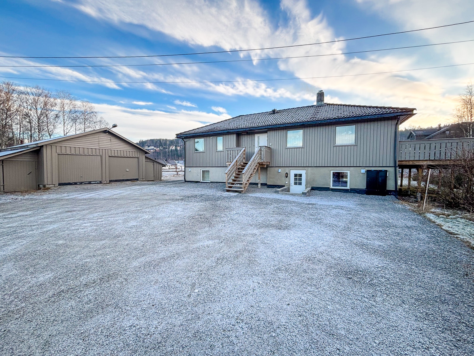 Parkering på gårdsplass og i garasje. Galleribilde