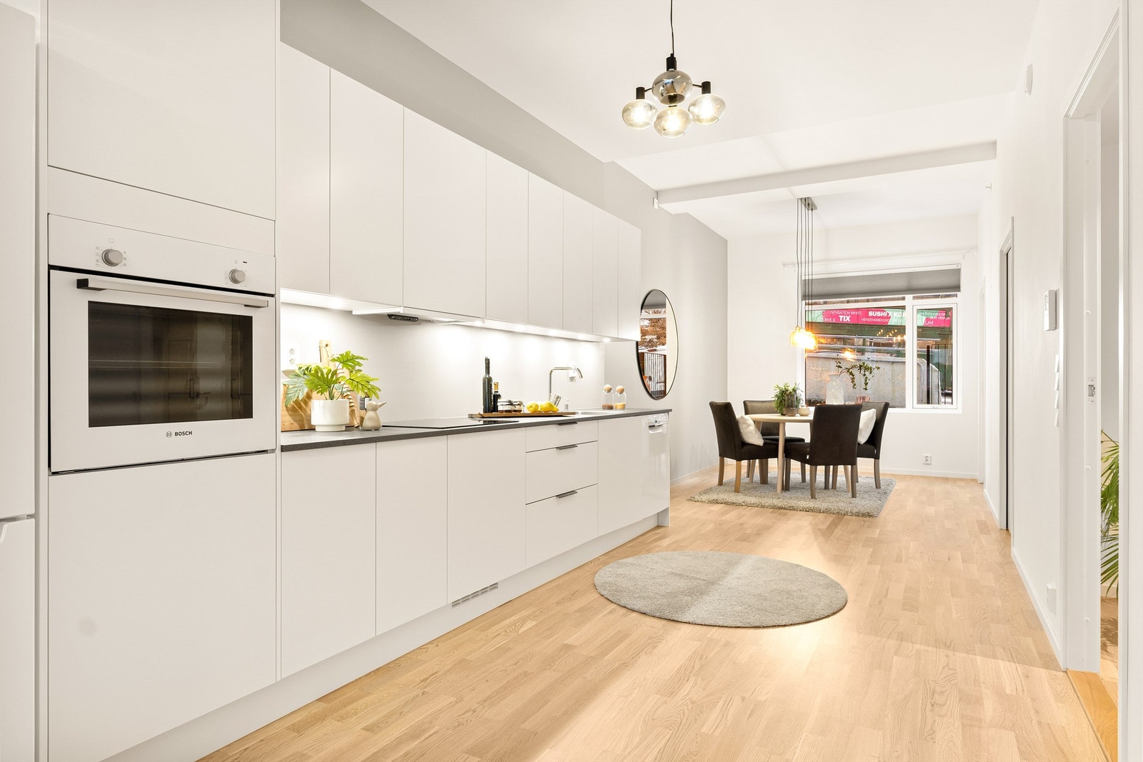 God plass til spisegruppe. Det er installert komfyrvakt og lekkasjesikring på kjøkkenet. Galleribilde