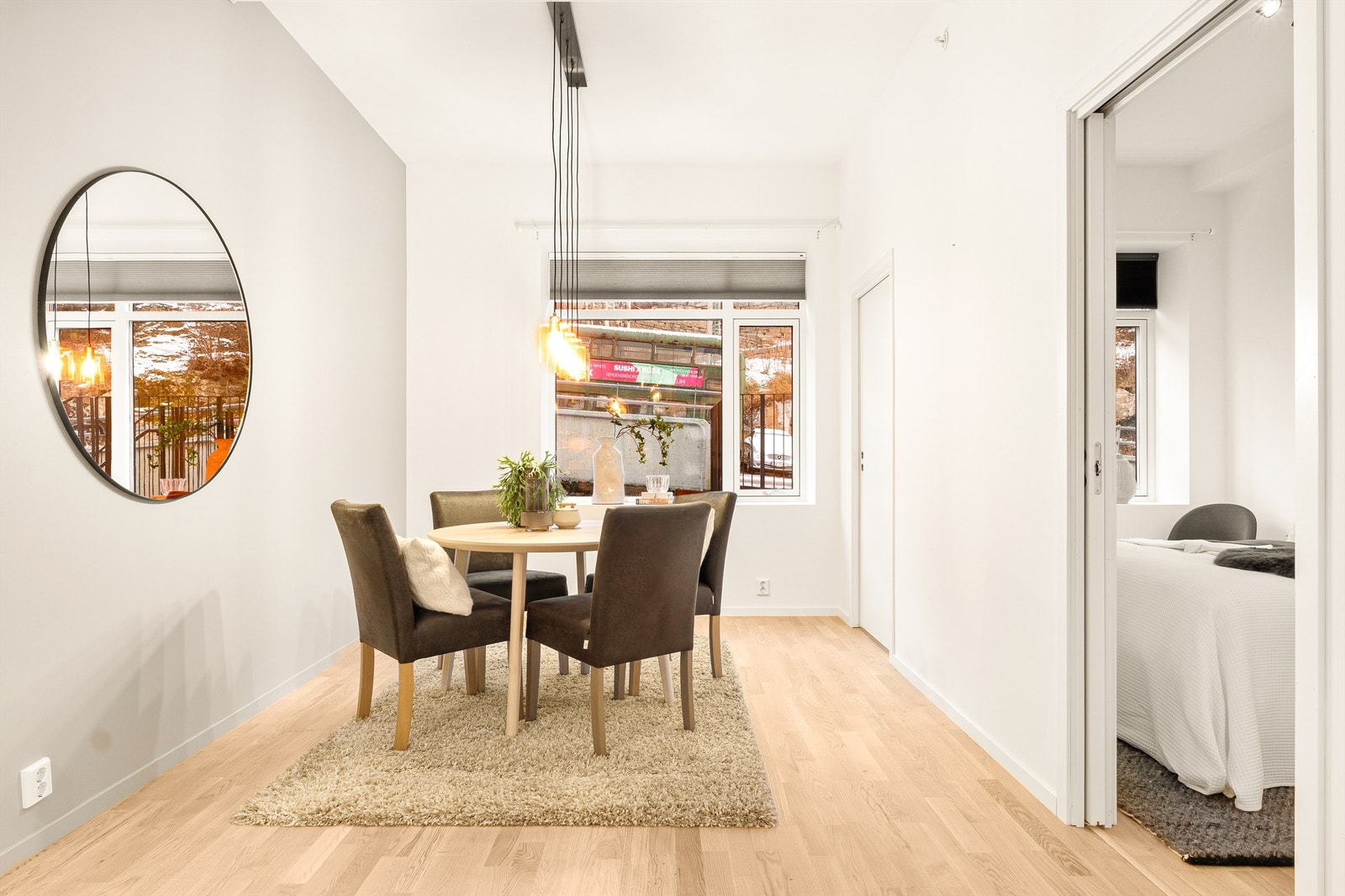 Fra spiseområdet kommer man videre inn i leilighetens hovedsoverom. Galleribilde