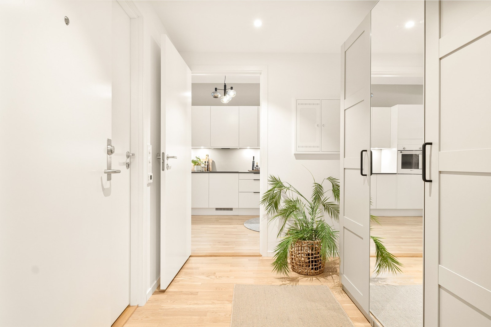 Entreen gir et godt førsteinntrykk av leiligheten. Pen og praktisk garderobe til yttertøy. Galleribilde